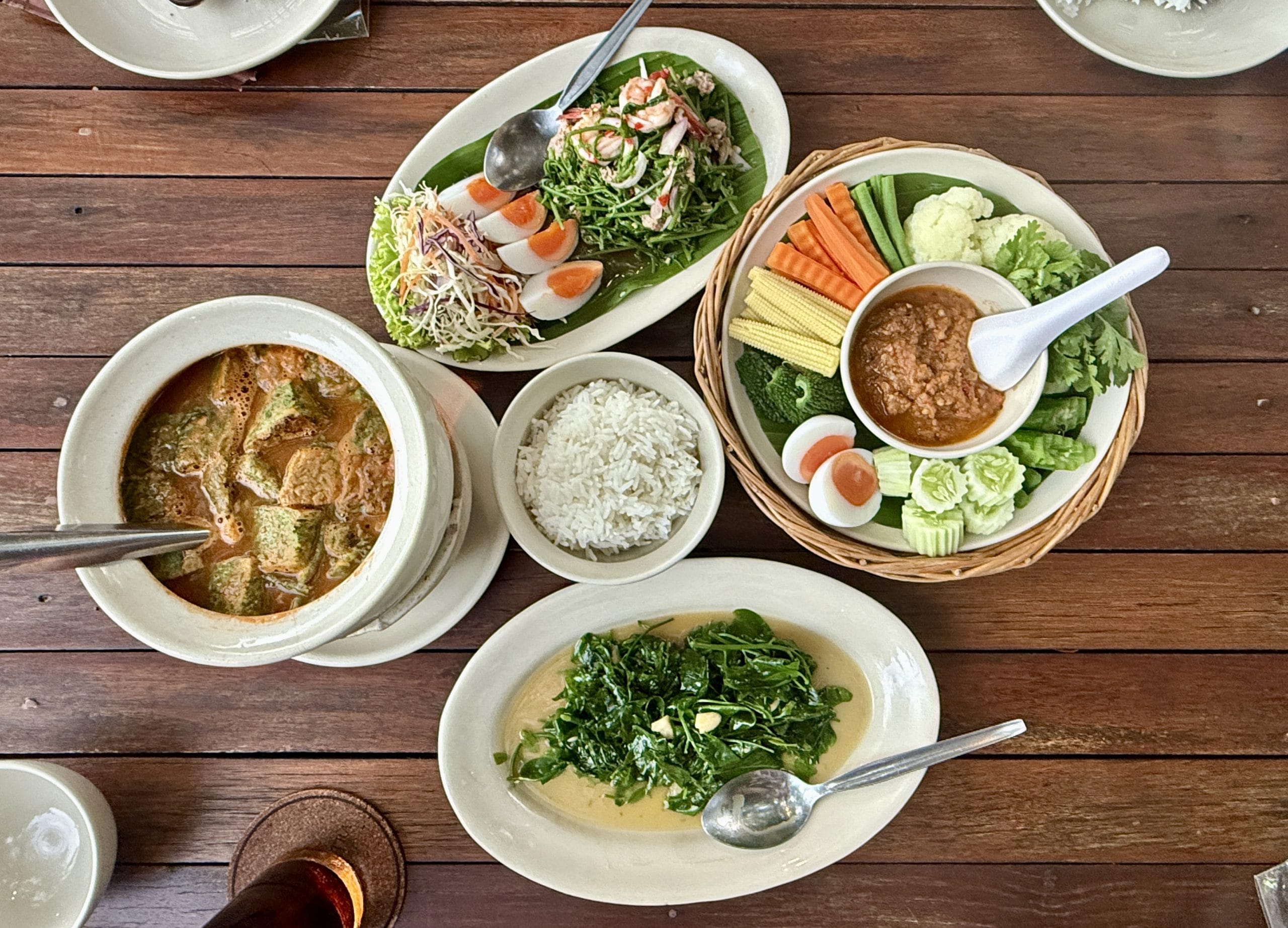 ഗവേഷണം അപകടസാധ്യതകളെക്കുറിച്ച് വിരൽ ചൂണ്ടുമ്പോഴും, ശരിയായി ഉപയോഗിച്ചാൽ പ്ലാസ്റ്റിക് രാസവസ്തുക്കൾ ഭക്ഷണത്തിലേക്ക് എത്താനുള്ള സാധ്യത കുറവാണെന്ന് യുഎസ് ഫുഡ് ആൻഡ് ഡ്രഗ് അഡ്മിനിസ്ട്രേഷൻ (എഫ്ഡിഎ) പറയുന്നു. പ്ലാസ്റ്റിക് പാത്രങ്ങൾ ചൂടാക്കാതിരിക്കുക, അസിഡിറ്റി ഉള്ള ഭക്ഷണങ്ങൾക്കൊപ്പം പ്ലാസ്റ്റിക് ഉപയോഗിക്കുന്നത് ഒഴിവാക്കുക എന്നിങ്ങനെയുള്ള സുരക്ഷിതമായ നടപടികൾ സ്വീകരിക്കുക. (Image Credits: Gettyimages)
