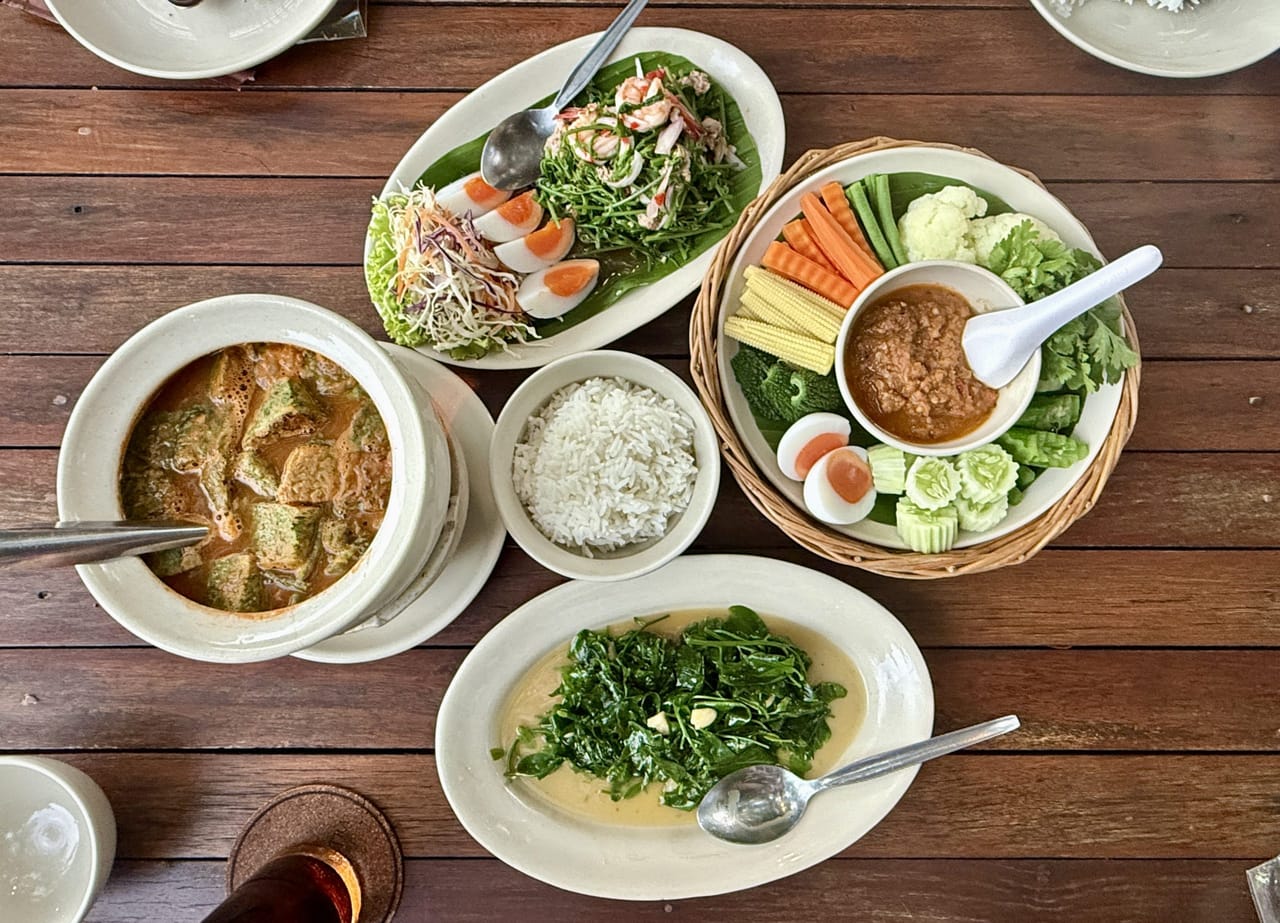 ഗവേഷണം അപകടസാധ്യതകളെക്കുറിച്ച് വിരൽ ചൂണ്ടുമ്പോഴും, ശരിയായി ഉപയോഗിച്ചാൽ പ്ലാസ്റ്റിക് രാസവസ്തുക്കൾ ഭക്ഷണത്തിലേക്ക് എത്താനുള്ള സാധ്യത കുറവാണെന്ന് യുഎസ് ഫുഡ് ആൻഡ് ഡ്രഗ് അഡ്മിനിസ്ട്രേഷൻ (എഫ്ഡിഎ) പറയുന്നു. പ്ലാസ്റ്റിക് പാത്രങ്ങൾ ചൂടാക്കാതിരിക്കുക, അസിഡിറ്റി ഉള്ള ഭക്ഷണങ്ങൾക്കൊപ്പം പ്ലാസ്റ്റിക് ഉപയോഗിക്കുന്നത് ഒഴിവാക്കുക എന്നിങ്ങനെയുള്ള സുരക്ഷിതമായ നടപടികൾ സ്വീകരിക്കുക. (Image Credits: Gettyimages)