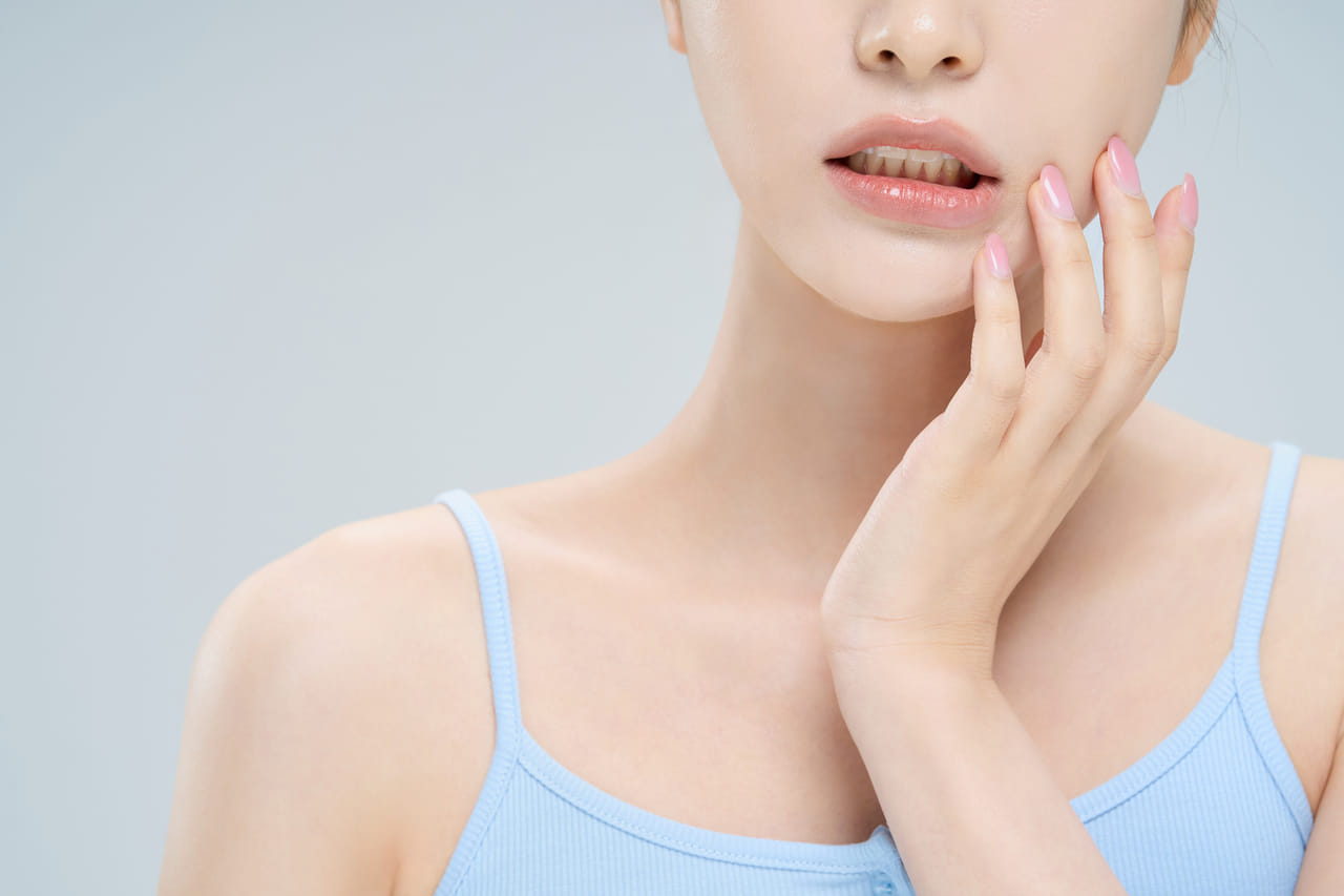 ആശുപത്രികളിൽ പനിയുമായി ചെല്ലുമ്പോൾ നാവ് പരിശോധിക്കുന്നത് നിങ്ങൾ കണ്ടിട്ടും അറിഞ്ഞിട്ടും ഉണ്ടാവും. ഡോക്ടറെ കാണുമ്പോൾ അദ്ദേഹം ആദ്യം പറയുന്നത് നാവു നീട്ടാനായിരിക്കും. എന്നാൽ ഇതിന് പിന്നിൽ ഒരു കാരണമുണ്ട്. കാരണം ഡോക്ടർമാർക്ക് നാവു കണ്ടാൽ അറിയാം ഒരാൾ ആരോഗ്യവാനാണോ അല്ലയോ എന്ന്. (Image Credits: Gettyimages)