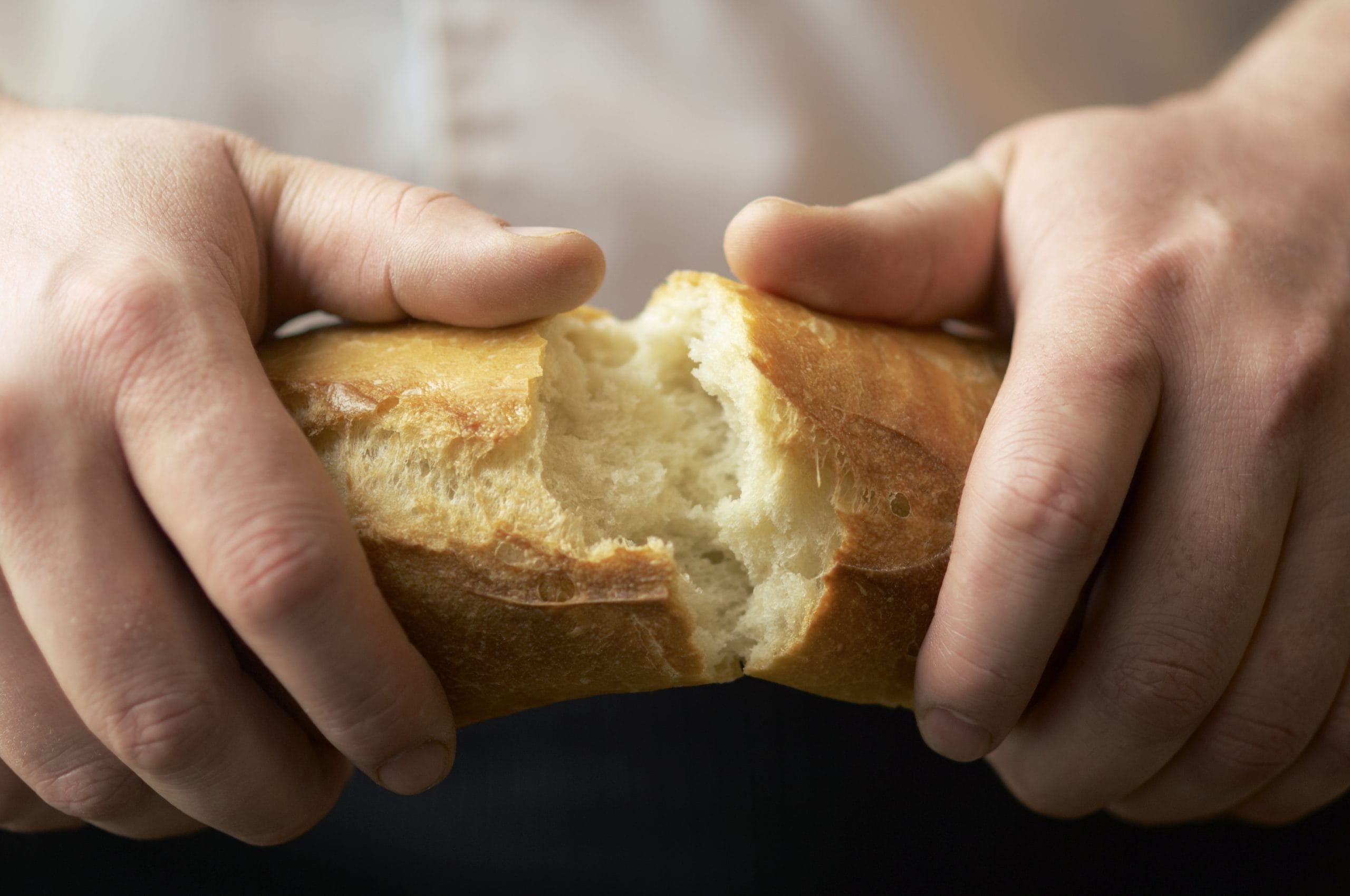 എന്നാൽ ബ്രെഡ് ഫ്രഷ് ആയി സൂക്ഷിക്കാൻ നിരവധി മാർഗങ്ങളുണ്ട്. കോട്ടൺ തുണി, ലിനൻ റാപ്പുകൾ അല്ലെങ്കിൽ പേപ്പർ ബാഗുകൾ പോലുള്ള വസ്തുക്കൾ ഉപയോഗിക്കുന്നത് അനാവശ്യമായ പ്ലാസ്റ്റിക്കിൻ്റെ ഉപയോഗം ഇല്ലാതാക്കാനും കഴിയും. പ്ലാസ്റ്റിക്കു കൊണ്ട് മൂടി ബ്രെഡ് സൂക്ഷിക്കുന്നത് പെട്ടെന്ന് കേടാകാൻ സാധ്യതയുണ്ട്. കൂടാതെ, പൂപ്പൽ വളർച്ച പ്രോത്സാഹിപ്പിക്കുകയും ചെയ്യുന്നു. (Image Credits: Gettyimages)