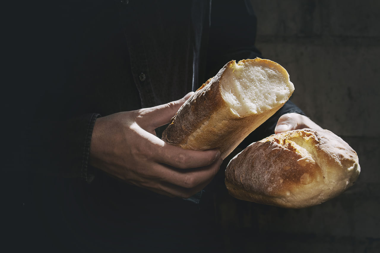 ബ്രെഡ് മിക്ക വീടുകളിലും എപ്പോഴും കാണുന്ന ഒരു ഭക്ഷ്യഉല്പന്നമാണ്. പല രീതിയിൽ അവ കഴിക്കാം. പെട്ടെന്നുള്ള തിരക്കിനിടയിൽ ഞൊടിയിടയിൽ ബ്രേക്ക്ഫാസ്റ്റ് തയ്യാറാക്കാൻ ബ്രെഡ് ഉണ്ടെങ്കിൽ വളരെ എളുപ്പമാണ്. എന്നാൽ പൂപ്പൽ പിടിക്കാതെ അവ ദിവസങ്ങളോളെ സൂക്ഷിക്കുക എന്നത് വളരെ ബുദ്ധിമുട്ടാണ്. പ്ലാസ്റ്റിക്ക് കവറുകളിൽ വയ്ക്കാതെ തന്നെ ഇവ കേടുകൂടാതെ സൂക്ഷിക്കാനുള്ള മാർ​ഗം എന്താണെന്ന് നോക്കാം. (Image Credits: Gettyimages)