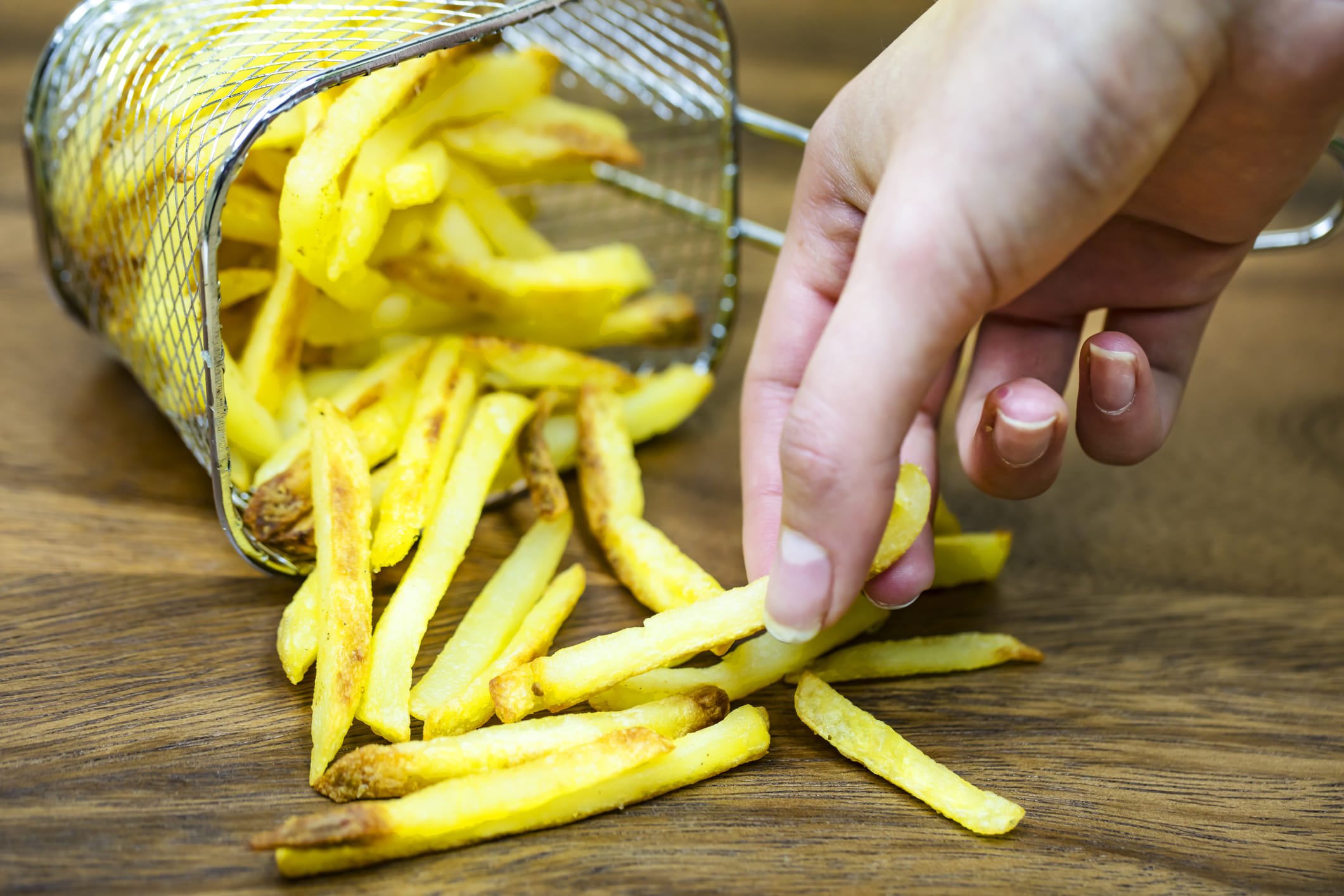 ആഴ്ചയിൽ മൂന്നോ അതിലധികമോ തവണ ഫ്രഞ്ച് ഫ്രൈസ് കഴിക്കുന്നത് ടൈപ്പ് 2 പ്രമേഹം വരാനുള്ള സാധ്യത ഗണ്യമായി വർദ്ധിപ്പിക്കുമെന്നാണ് ഈ പഠനം പറയുന്നത്. ബ്രിട്ടീഷ് മെഡിക്കൽ ജേണലിൽ പ്രസിദ്ധീകരിച്ച ഈ പഠനത്തിൽ, ഫ്രഞ്ച് ഫ്രൈസ് പതിവായി കഴിക്കുന്നവരിൽ ടൈപ്പ് 2 പ്രമേഹത്തിനുള്ള സാധ്യത 20 ശതമാനം കൂടുതലാണെന്ന് വെളിപ്പെടുത്തുന്നു. (Image Credits: Gettyimages)

