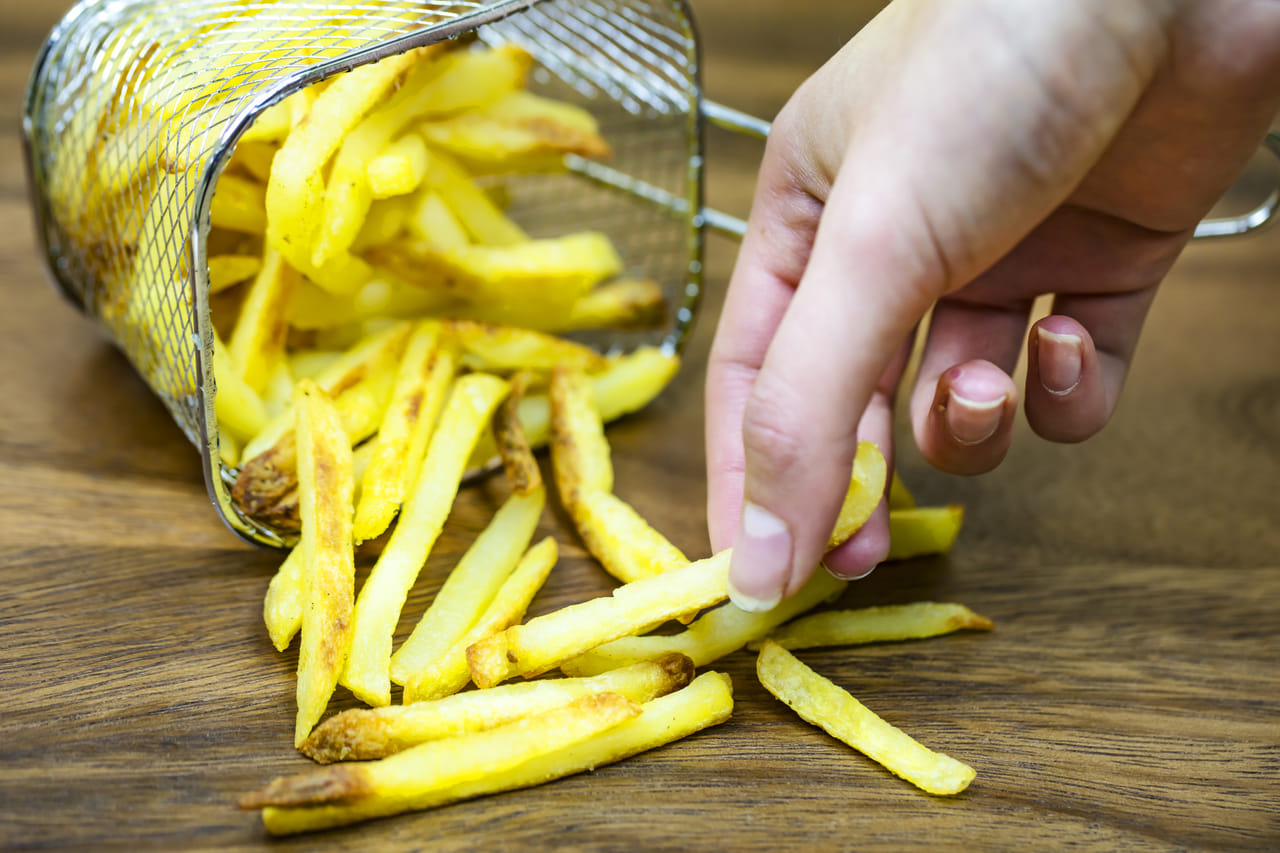 ആഴ്ചയിൽ മൂന്നോ അതിലധികമോ തവണ ഫ്രഞ്ച് ഫ്രൈസ് കഴിക്കുന്നത് ടൈപ്പ് 2 പ്രമേഹം വരാനുള്ള സാധ്യത ഗണ്യമായി വർദ്ധിപ്പിക്കുമെന്നാണ് ഈ പഠനം പറയുന്നത്. ബ്രിട്ടീഷ് മെഡിക്കൽ ജേണലിൽ പ്രസിദ്ധീകരിച്ച ഈ പഠനത്തിൽ, ഫ്രഞ്ച് ഫ്രൈസ് പതിവായി കഴിക്കുന്നവരിൽ ടൈപ്പ് 2 പ്രമേഹത്തിനുള്ള സാധ്യത 20 ശതമാനം കൂടുതലാണെന്ന് വെളിപ്പെടുത്തുന്നു. (Image Credits: Gettyimages)