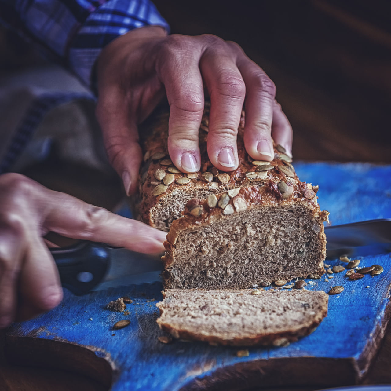 വായു സഞ്ചാരം കേടാകുന്നത് തടയുമെന്നാണ് ഗ്രാൻഡെ ഡൊറാഡോസ് സർവകലാശാലയുടെ പഠനം വെളിപ്പെടുത്തുന്നത്. കട്ടിയുള്ളതായാലും ഒരു പേപ്പർ ബാഗുകൊണ്ട് ബ്രെഡ് പൊതിഞ്ഞുവച്ചാൽ വായു സഞ്ചാരം ലഭിക്കുന്നു. പക്ഷേ ബ്രെഡ് വളരെ വേഗത്തിൽ ഉണങ്ങുന്നത് സംരക്ഷിക്കുന്നു. ഈർപ്പം കുറയുമ്പോൾ തന്നെ പൂപ്പൽ വളർച്ച നിൽക്കുന്നു. (Image Credits: Gettyimages)
