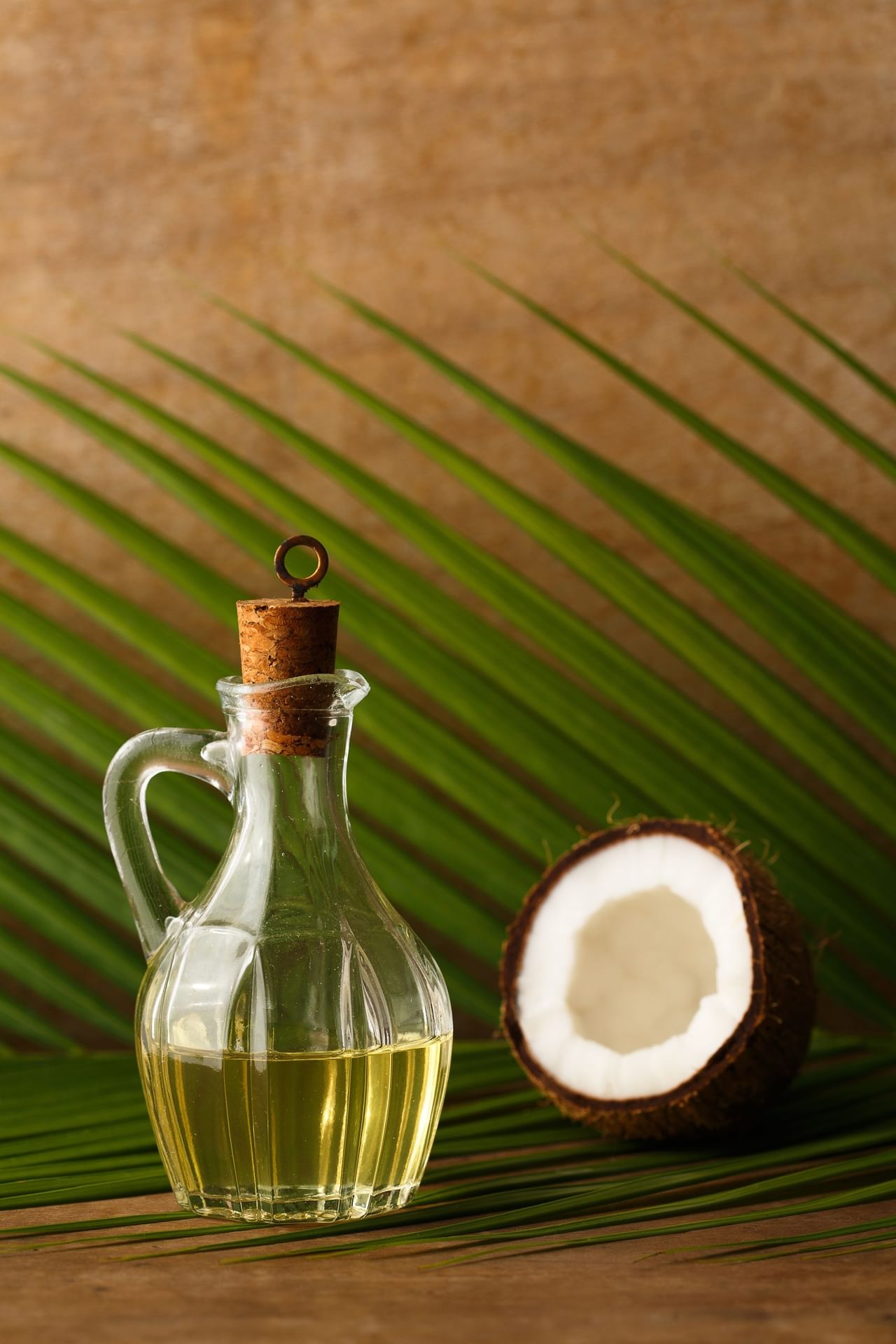 കുറഞ്ഞ കലോറി: തേങ്ങാവെള്ളത്തിൽ കലോറി കൂടുതലില്ല, പക്ഷേ കലോറി കുറവുമില്ല. ശരീരഭാരം കുറയ്ക്കാൻ ശ്രമിക്കുന്ന ആളുകൾ പകരം പ്ലെയിൻ വാട്ടർ തിരഞ്ഞെടുക്കുന്നതാണ് നല്ലത്. നിങ്ങൾ എസിഇ ഇൻഹിബിറ്ററുകൾ, ഡൈയൂററ്റിക്സ് അല്ലെങ്കിൽ ബീറ്റാ-ബ്ലോക്കറുകൾ പോലുള്ള മരുന്നുകൾ കഴിക്കുകയാണെങ്കിൽ, തേങ്ങാവെള്ളത്തിലെ ഉയർന്ന പൊട്ടാസ്യം നിങ്ങളുടെ ശരീരത്തെ ബാധിച്ചേക്കാം. (Image Credits: Getty Images)