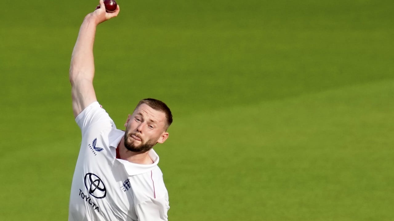 ഓവല് ടെസ്റ്റിലെ ആദ്യ ഇന്നിങ്സില് ഇന്ത്യ. 224 റണ്സിന് പുറത്തായി. അഞ്ച് വിക്കറ്റെടുത്ത ഗസ് അറ്റ്കിന്സണാണ് ഇന്ത്യന് ബാറ്റിങ് നിരയെ നിഷ്പ്രഭമാക്കിയത്. ജോഷ് ടോങ്ക് മൂന്ന് വിക്കറ്റ് വീഴ്ത്തി. ക്രിസ് വോക്സിനാണ് ഒരു വിക്കറ്റ് (Image Credits: PTI)