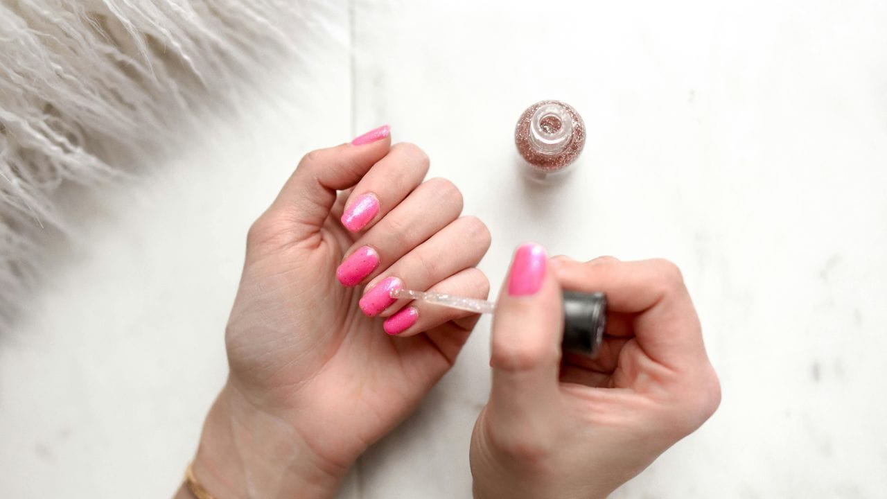 നഖം കടിക്കുന്ന ശീലമുള്ളവരാണെങ്കിൽ അത് മാറ്റുന്നതാണ് നല്ലത്. അതുപോലെ തന്നെ, രാസവസ്തുക്കള്‍ കുറഞ്ഞ നെയില്‍ പോളിഷ് മാത്രം ഉപയോഗിക്കാൻ ശ്രദ്ധിക്കുക. ഉയര്‍ന്ന നിലവാരമുള്ള ഉത്പന്നങ്ങള്‍ ഇതിനായി തിരഞ്ഞെടുക്കാം. (Image Credits: Pexels)
