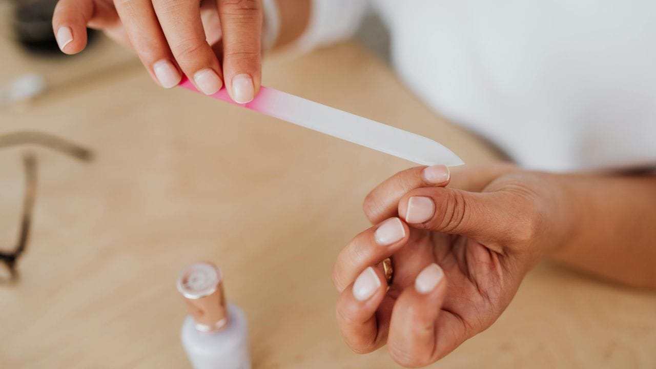 നീട്ടി വളർത്തി നെയിൽ പോളിഷിട്ട നഖങ്ങൾ കാണാൻ മനോഹരമാണെങ്കിലും നീളം കൂടിയ നഖങ്ങളിൽ അഴുക്കും ബാക്റ്റീരിയയും അടിഞ്ഞുകൂടാനുള്ള സാധ്യതയും കൂടുതലാണ്. അതുകൊണ്ട് തന്നെ നഖങ്ങൾ എപ്പോഴും വെട്ടി വൃത്തിയായി സൂക്ഷിക്കുന്നതാണ് ആരോഗ്യത്തിന് നല്ലത്. (Image Credits: Pexels)