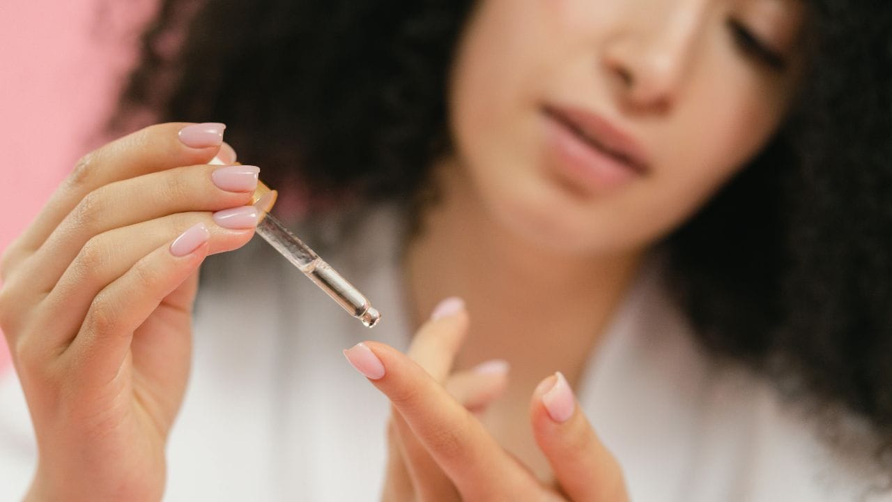 സോപ്പും വെള്ളവും ഉപയോഗിച്ച് കൈകൾ കഴുകുന്നതിനൊപ്പം തന്നെ നഖങ്ങളും വൃത്തിയായി കഴുകണം. ബാക്റ്റീരിയകളെ അകറ്റാൻ കുറഞ്ഞത് 15 സെക്കൻഡെങ്കിലും കൈകളും നഖവും കഴുകണമെന്നാണ് ആരോഗ്യവിദഗ്ധർ പറയുന്നത്. (Image Credits: Pexels)