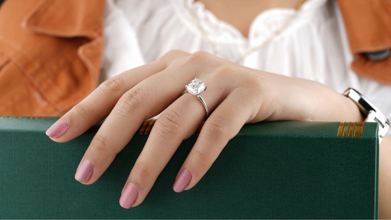 ഏറ്റവും കൂടുതൽ കീടാണുക്കള്‍ ഒളിഞ്ഞിരിക്കുന്നത് നഖങ്ങളുടെ ഇടയിലാണ്. 32 വ്യത്യസ്ത തരത്തിലുള്ള ബാക്ടീരിയകളും 28 തരം ഫംഗസുകളും നഖങ്ങൾക്കിടയിൽ ഒളിഞ്ഞിരിക്കാമെന്നാണ് പഠനങ്ങൾ പറയുന്നത്. അതുകൊണ്ട് നഖങ്ങള്‍ വൃത്തിയായി സൂക്ഷിച്ചില്ലെങ്കിൽ പല രോഗങ്ങളും പിടിപെടാം. (Image Credits: Pexels)