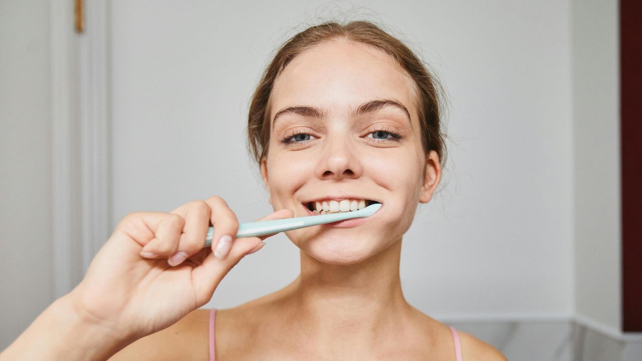 പല്ലിന്റെ ആരോഗ്യത്തിന് മാത്രമല്ല, പല്ലുതേക്കുന്നത് മോണയുടെ ആരോഗ്യത്തിനും വളരെ നല്ലതാണ്. അതിനാൽ, ദിവസത്തിൽ രണ്ട് തവണയെങ്കിലും നിർബന്ധമായും പല്ലുതേക്കണം. (Image Credits: Pexels)