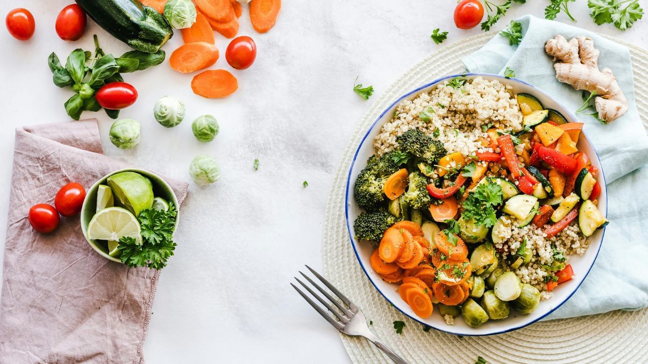 ആരോഗ്യകരമായ ഭക്ഷണരീതിയും മോണയുടെ ആരോഗ്യത്തിന് പ്രധാനമാണ്. പഴങ്ങളും പച്ചക്കറികളും ധാന്യങ്ങളും ധാരാളം അടങ്ങിയ ഭക്ഷണങ്ങൾ വേണം ഡയറ്റിൽ ഉൾപ്പെടുത്താൻ. ധാരാളം വെള്ളം കുടിക്കാനും ശ്രദ്ധിക്കണം. മധുരം കുറയ്ക്കുന്നതാണ് നല്ലത്. (Image Credits: Pexels)