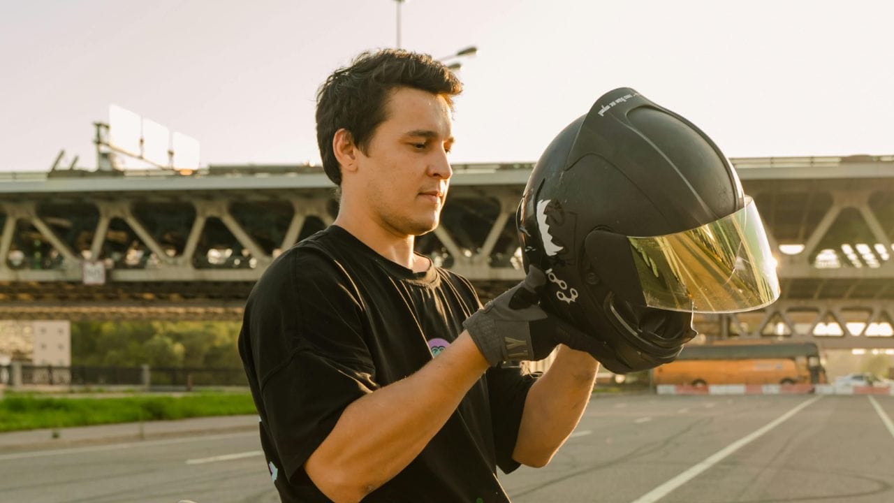 അതുപോലെ തന്നെ, ഒരു കോട്ടൺ തുണിയോ മറ്റോ കൊണ്ട് മുടി മൂടിയ ശേഷം മാത്രം ഹെൽമറ്റ് വയ്ക്കുക. മറ്റൊരാളുടെ ഹെൽമെറ്റ് ഉപയോഗിക്കുന്നത് പൂർണമായും ഒഴിവാക്കുന്നതാണ് നല്ലത്. (Image Credits: Pexels)