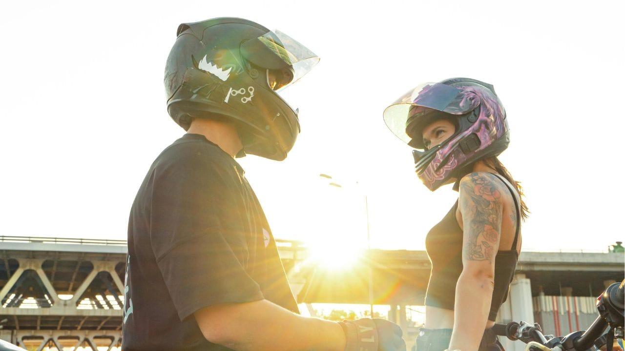 പതിവായി ഹെൽമെറ്റ് ധരിക്കുന്നവർ ദിവസവും മുടി കഴുകി വൃത്തിയാക്കി സൂക്ഷിക്കാൻ ശ്രദ്ധിക്കണം. ഇത് വിയർപ്പ് അടിഞ്ഞുകൂടുന്നത് തടയാൻ സഹായിക്കുന്നു. ഹെൽമെറ്റ് വൃത്തിയായി സൂക്ഷിക്കാനും പ്രത്യേകം ശ്രദ്ധിക്കണം. (Image Credits: Pexels)
