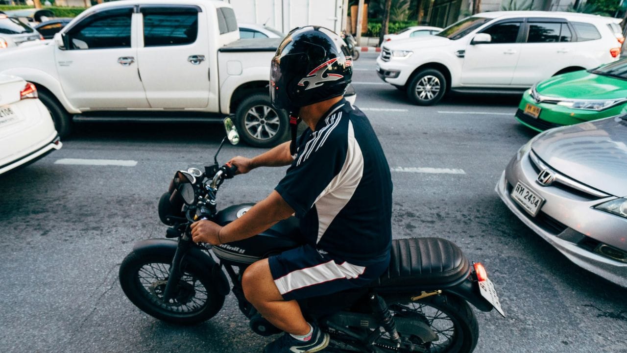 ഹെൽമറ്റ് ധരിക്കുമ്പോൾ തല വിയർക്കുന്നു. ഇത് മുടിയുടെ വേരുകളെ ദുർബലപ്പെടുത്തും. ഇത്തരത്തിൽ വിയർപ്പ് മുടിയിൽ തങ്ങിനിന്നാൽ താരൻ അടിഞ്ഞുകൂടാനും മുടി പെട്ടെന്ന് പൊട്ടിപ്പോകാനും കാരണമാകും. ഇത് മുടികൊഴിച്ചിലിലേക്ക് നയിക്കും. (Image Credits: Pexels)