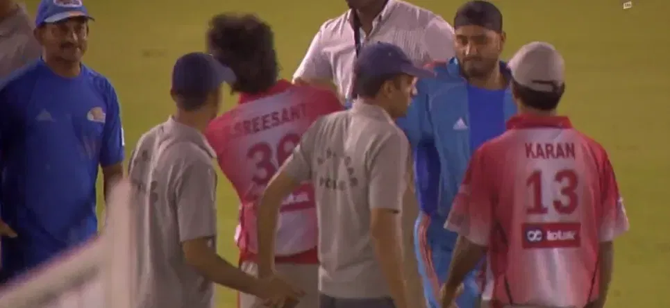 2008 ഐപിഎലിൽ കിംഗ്സ് ഇലവൻ പഞ്ചാബിൻ്റെ താരമായ ശ്രീശാന്തിനെ മുംബൈ ഇന്ത്യൻസ് താരമായ ഹർഭജൻ തല്ലുകയായിരുന്നു. ഇരു ടീമുകളും തമ്മിലുള്ള മത്സരത്തിന് പിന്നാലെയായിരുന്നു സംഭവം. സംഭവത്തിൽ ഹർഭജൻ സിംഗ് പിന്നീട് പലതവണ ഇതിൽ ക്ഷമ പറയുകയും ചെയ്തു.