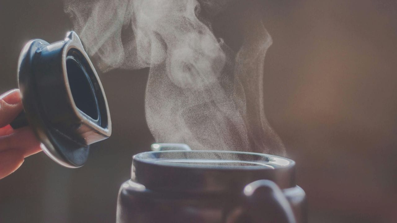 കാപ്പിയും ചായയും ഉൾപ്പടെ ഏത് പാനീയങ്ങളും അമിതമായ ചൂടോടെ കുടിക്കുന്നത് ദഹനനാളിയിൽ പൊള്ളല്‍ ഉണ്ടാക്കാനും അതുവഴി അവിടുത്തെ കോശങ്ങൾ നശിക്കാനും സാധ്യതയുണ്ട്. ഇത് കാൻസറിലേക്ക് നയിക്കും. (Image Credits: Pexels)
