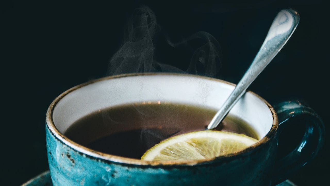 ഒറ്റ തവണ വലിയ അളവില്‍ ചായ/കാപ്പി കുടിക്കുന്നത് അപകടത്തിന്റെ ആഘാതം കൂട്ടുമെന്നും പഠനത്തിൽ പറയുന്നു. ഇത് ദഹനനാളിയിലെ ചൂട് 12 ഡിഗ്രി സെല്‍ഷ്യസ് വരെ ഉയർത്തും. പതിവായാൽ കോശങ്ങൾ തകരാറിലാകും. അതിനാൽ, അമിതമായ ചൂടോടെ പാനീയങ്ങൾ കുടിക്കുന്നത് പരമാവധി ഒഴിവാക്കുക. (Image Credits: Pexels)
