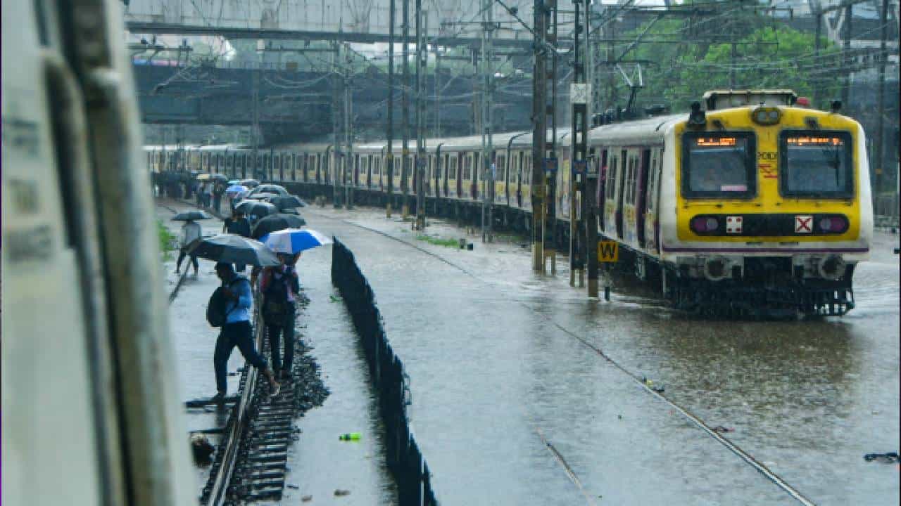 Mumbai Rain : മുംബൈയിൽ ഒരു ദിവസംകൊണ്ട് പെയ്തത് 300എംഎം മഴ; അടുത്ത 48 മണിക്കൂർ നിർണായകം Mumbai Rain : മുംബൈയിൽ ഒരു ദിവസംകൊണ്ട് പെയ്തത് 300എംഎം മഴ; അടുത്ത 48 മണിക്കൂർ നിർണായകം