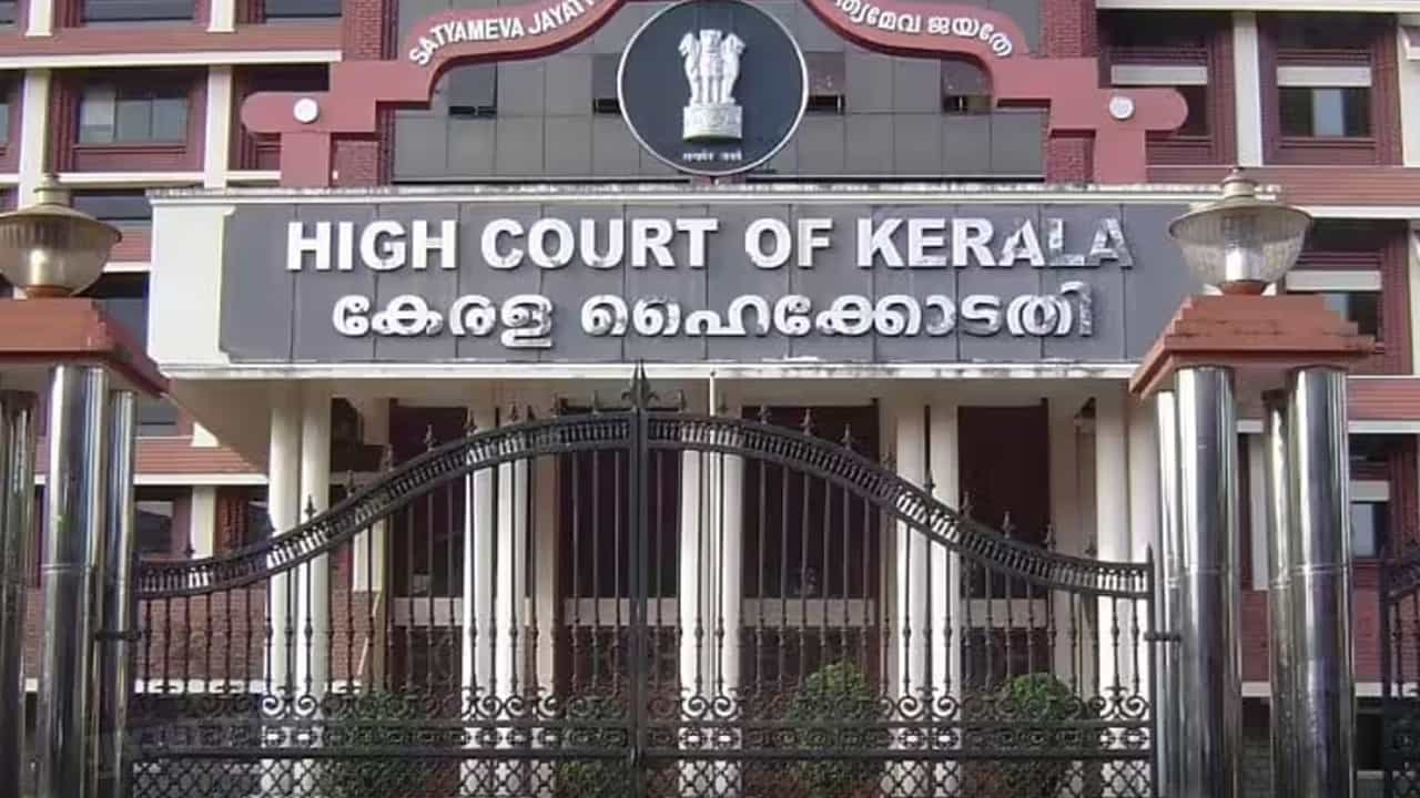 High Court: സ്വകാര്യ ബസ് ജീവനക്കാരുടെ പോലീസ് ക്ലിയറൻസ് സർട്ടിഫിക്കറ്റിൽ വിട്ടുവീഴ്ചയില്ല; ഹർജി തള്ളി ഹൈക്കോടതി