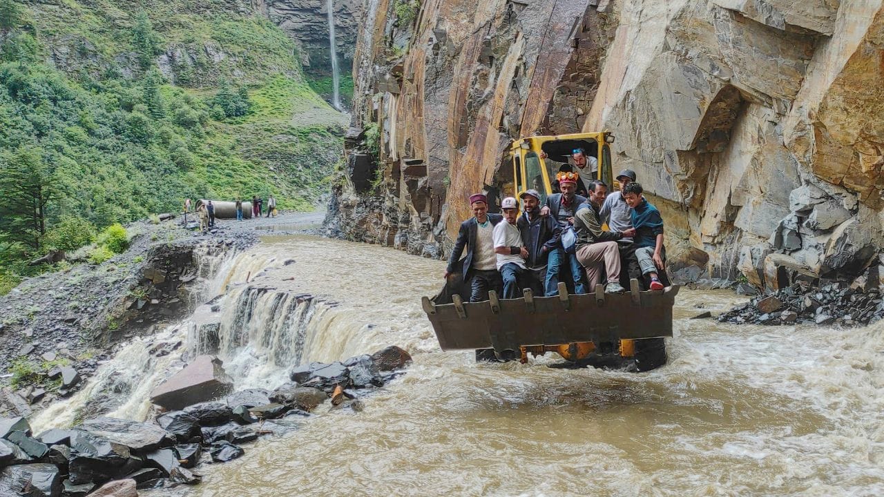 Himachal Pradesh Cloudburst: ഹിമാചൽ പ്രദേശിൽ മേഘവിസ്ഫോടനവും മിന്നൽ പ്രളയവും; 300ലധികം റോഡുകൾ അടച്ചു