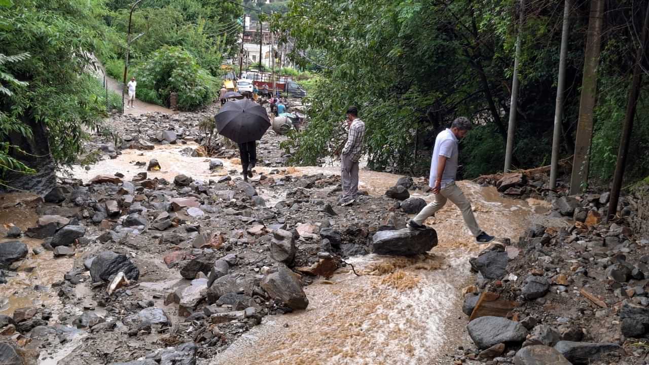 Himachal Rains: ഹിമാചൽ പ്രദേശിൽ കനത്ത മഴ തുടരുന്നു; മരണസംഖ്യ 310, നഷ്ടം 2.45 ലക്ഷം കോടി രൂപ കടന്നു Himachal Rains: ഹിമാചൽ പ്രദേശിൽ കനത്ത മഴ തുടരുന്നു; മരണസംഖ്യ 310, നഷ്ടം 2.45 ലക്ഷം കോടി രൂപ കടന്നു