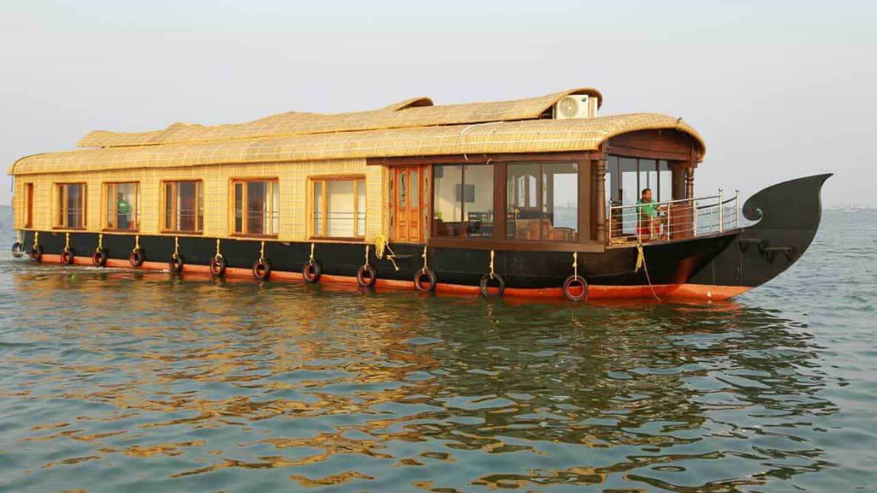 House Boat Travel At Onam: പൂക്കളം മുതൽ സദ്യ വരെ... ഓണം ഹൗസ്ബോട്ടിലായാലോ; ഒരു ദിവസത്തേക്ക് എത്ര രൂപ നൽകണം?