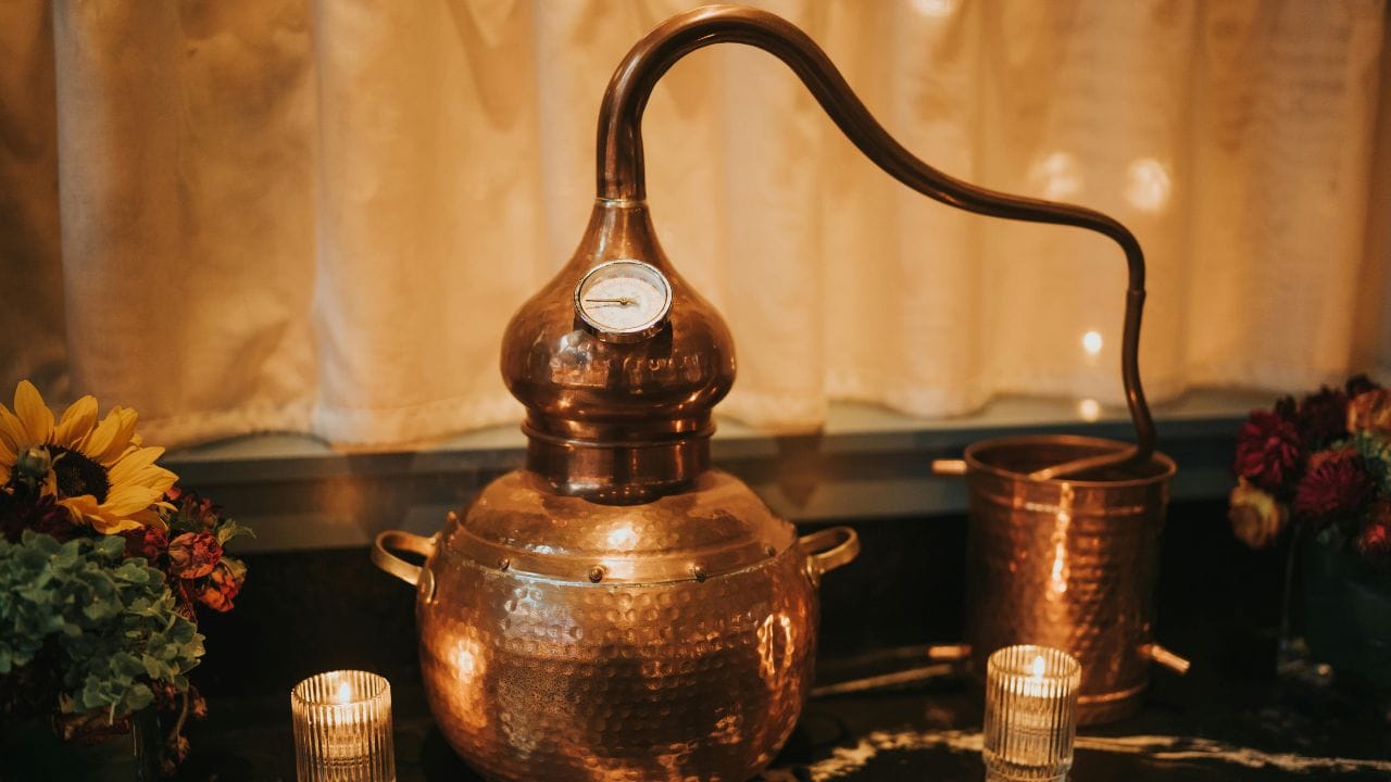 ചെമ്പ് പാത്രങ്ങൾ എളുപ്പത്തിൽ വൃത്തിയാക്കാൻ സഹായിക്കുന്ന മറ്റൊന്നാണ് ബേക്കിംഗ് സോഡ. നാരങ്ങ ചേർത്തോ അല്ലാതെയോ ബേക്കിംഗ് സോഡ ഉപയോഗിച്ച് പാത്രം കഴുകുന്നത് പാത്രം തിളക്കമുള്ളതാക്കാൻ സഹായിക്കും. (Image Credits: Pexels)