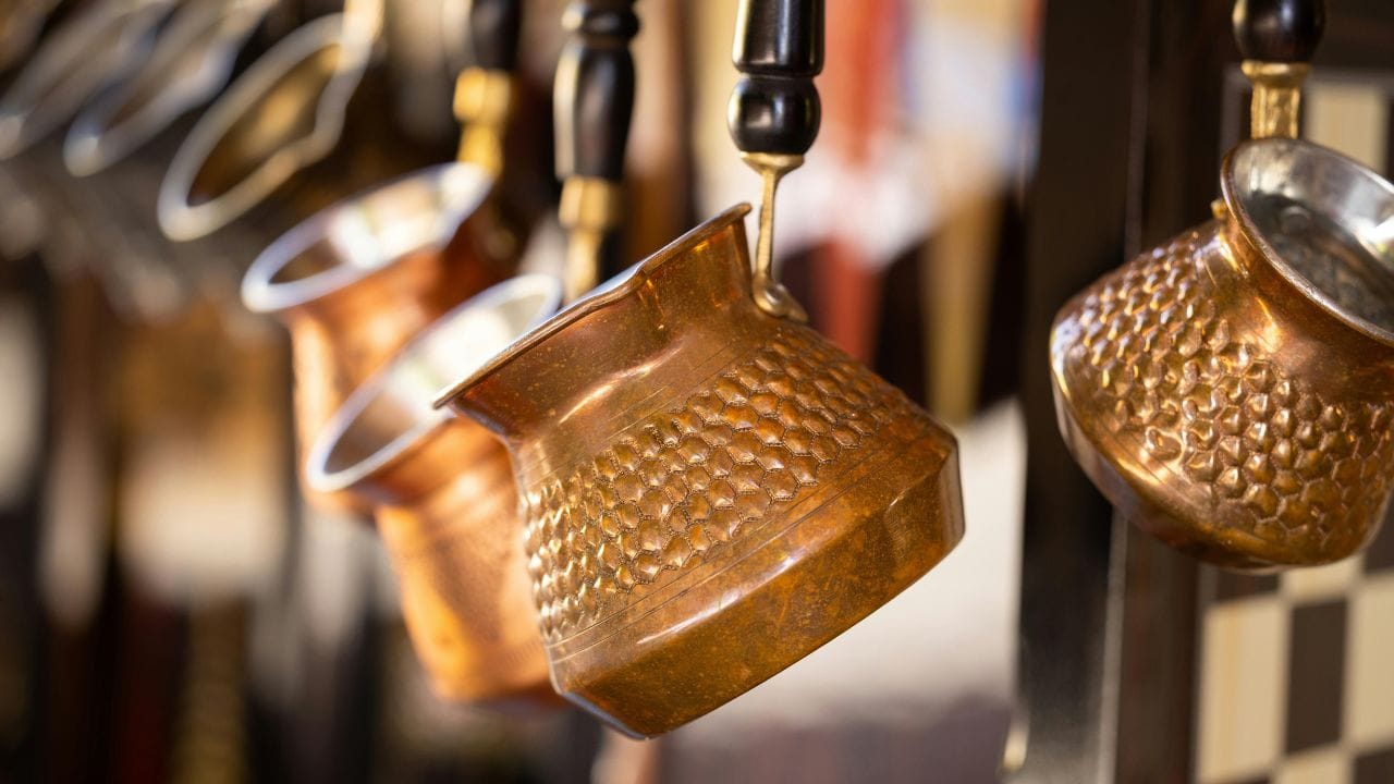 കഴിക്കാൻ മാത്രമല്ല കെച്ചപ്പ് പാത്രം വൃത്തിയാക്കാനും നല്ലതാണ്. കെച്ചപ്പ് പാത്രത്തിൽ തേച്ചുപിടിപ്പിച്ചതിന് ശേഷം കുറച്ച് നേരം കഴിഞ്ഞ് കഴുകി കളയാം. കെച്ചപ്പിൽ അടങ്ങിയിരിക്കുന്ന ആസിഡ്, ചെമ്പ് പാത്രത്തിലെ കറയെ എളുപ്പത്തിൽ നീക്കം ചെയ്യുന്നു. (Image Credits: Pexels)