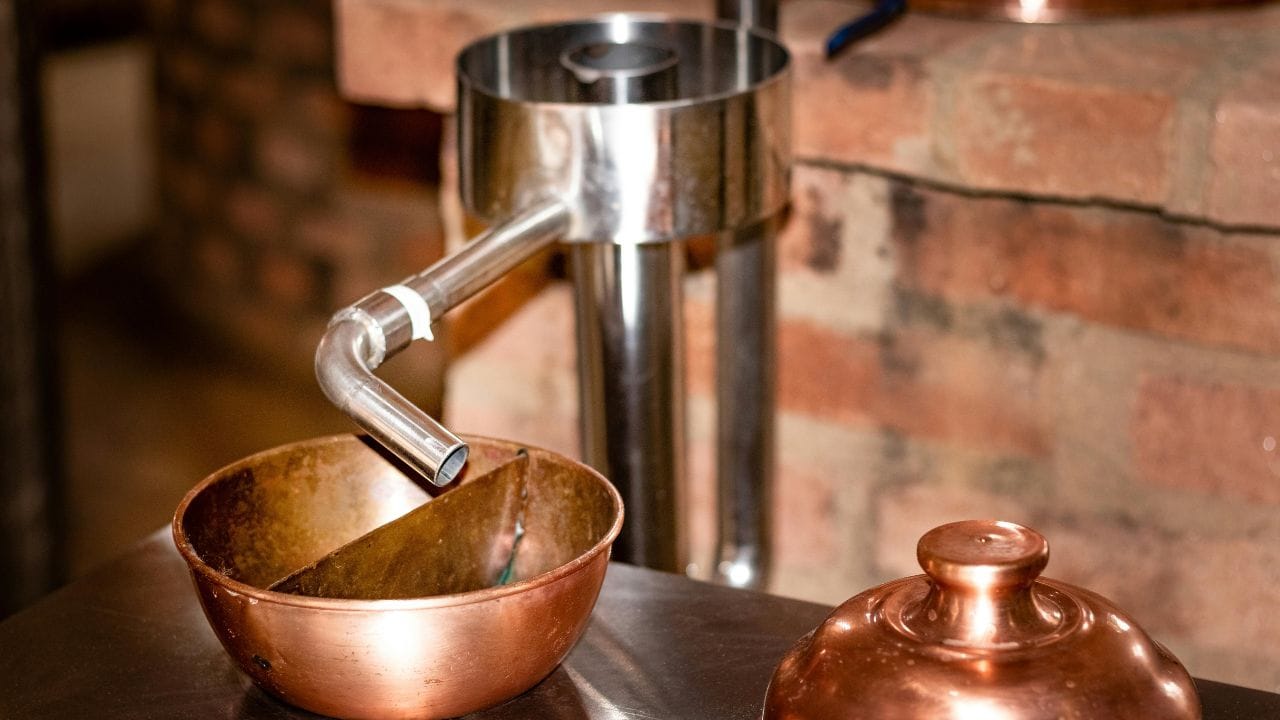 വിനാഗിരി ഉപയോഗിച്ചും ചെമ്പ് പാത്രം വൃത്തിയാക്കുന്നത് നല്ലതാണ്. വിനാഗിരിയും ഉപ്പും ചേർത്ത് കുഴമ്പ് രൂപത്തിലാക്കി, അത് പാത്രത്തിൽ തേച്ചുപിടിപ്പിച്ച് അൽപ സമയം കഴിഞ്ഞ് കഴുകി കളയാം. അതും പാത്രങ്ങൾ തിളങ്ങാൻ സഹായിക്കും. (Image Credits: Pexels)
