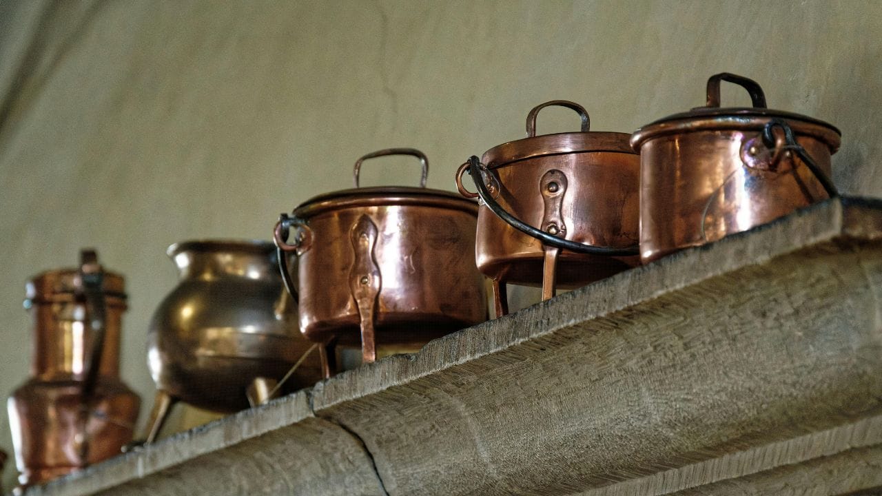 നാരങ്ങയും ഉപ്പും ചെമ്പ് പാത്രങ്ങൾ വൃത്തിയാക്കാൻ മികച്ചതാണ്. പകുതി മുറിച്ച നാരങ്ങയിൽ ഉപ്പ് വിതറിയതിന് ശേഷം പാത്രത്തിൽ തേച്ചുപിടിപ്പിച്ച് അര മണിക്കൂറിന് ശേഷം കഴുകി വൃത്തിയാക്കുക. ഇത് മങ്ങിയ പാത്രങ്ങൾ തിളക്കമുള്ളതാക്കാൻ സഹായിക്കും. (Image Credits: Pexels)