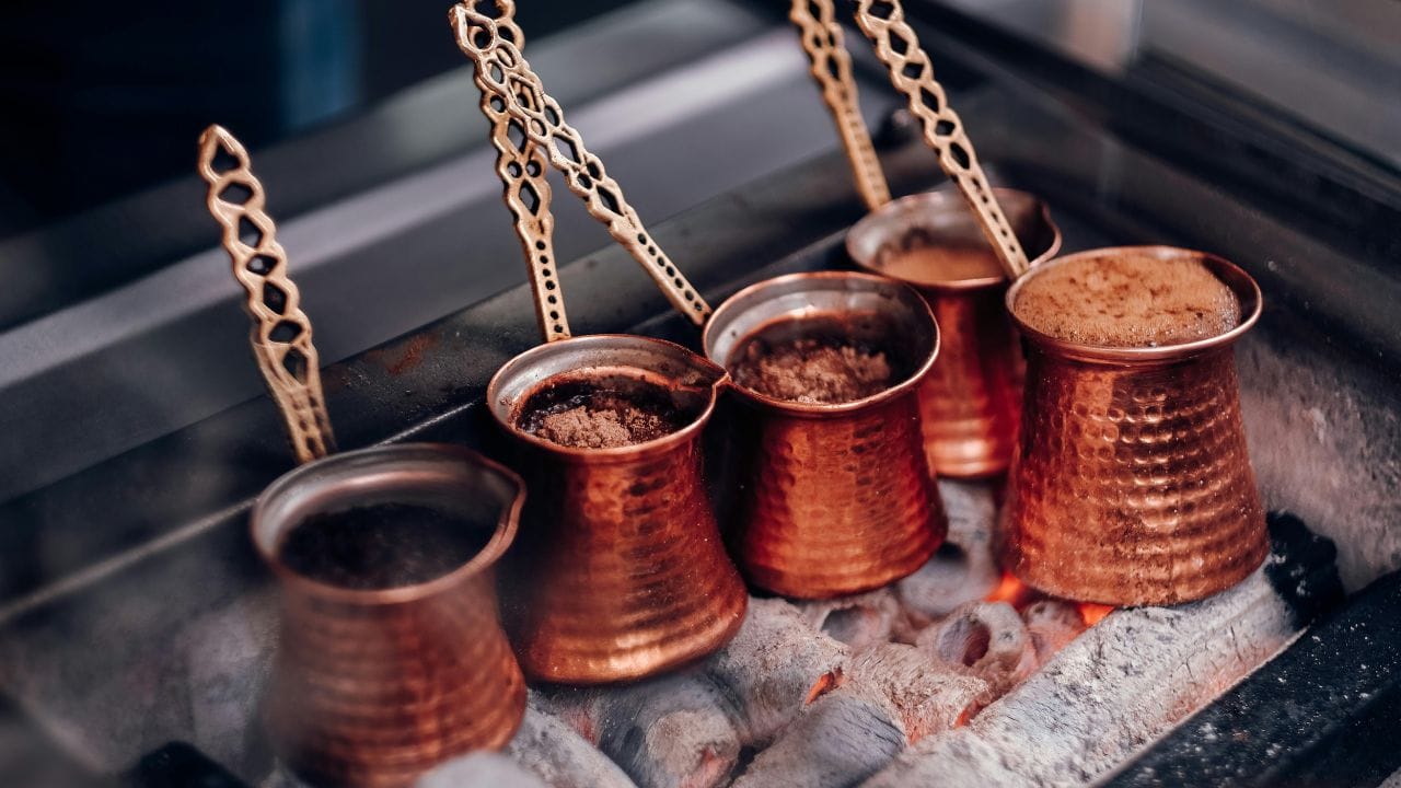 ഗോതമ്പിന്റെ കൂടെ വിനാഗിരി ഉപയോഗിച്ചും പാത്രം വൃത്തിയാക്കാൻ സാധിക്കും. ഇതിനായി ഒരു കപ്പ് വിനാഗിരിയിൽ ഒരു ടേബിൾ സ്പൂൺ ഉപ്പ് ചേർത്ത്, അതിൽ ഗോതമ്പ് കൂടി കലർത്തി കുഴമ്പ് പരിവത്തിലാക്കണം. ഇനി ഇത് പാത്രത്തിൽ തേച്ചുപിടിപ്പിച്ച് കുറച്ചു നേരം വെച്ചതിന് ശേഷം ചൂടുവെള്ളം ഉപയോഗിച്ച് കഴുകിക്കളയാം. (Image Credits: Pexels)
