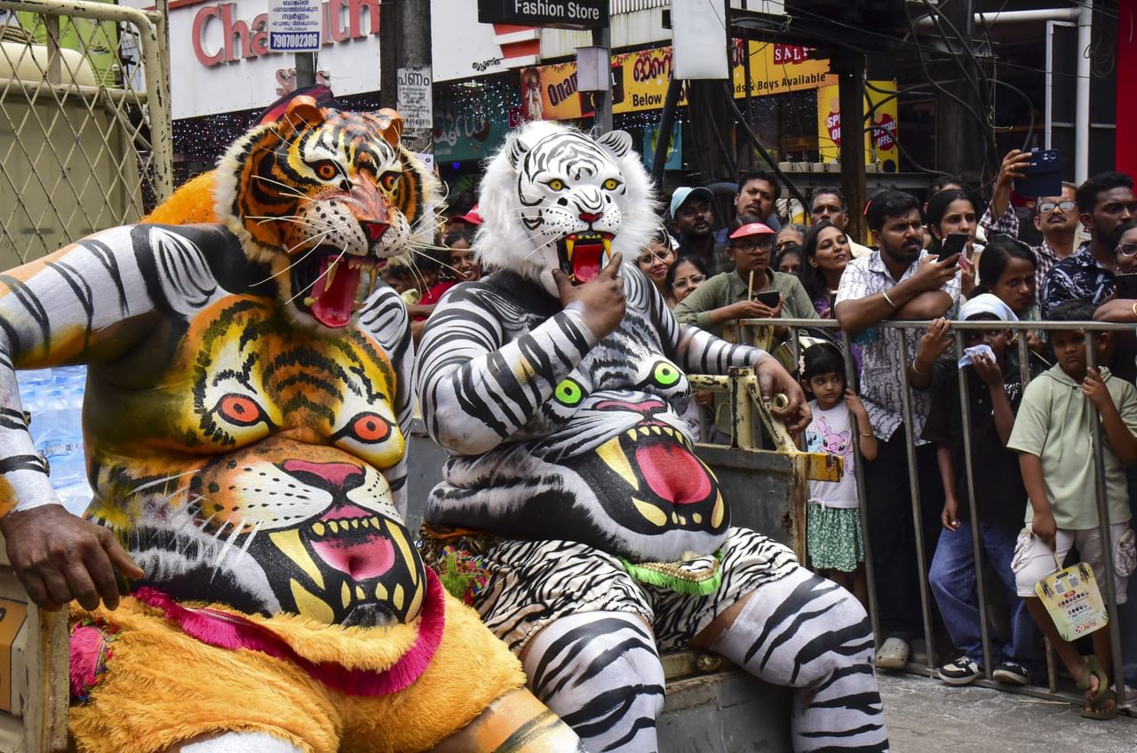 ഈ ദിവസങ്ങളിലെല്ലാം വട്ടത്തിലായിരിക്കണം പൂക്കളം ഒരുക്കേണ്ടതെന്ന പ്രത്യേകതയും ഇതിന് പിന്നിലുണ്ട്. വീട്ടുമുറ്റത്ത് മഹാബലിയെ വരവേൽക്കാൻ ഇടുന്ന അത്ത പൂക്കളത്തിൽ ഇലകൾ ചേർക്കാൻ പാടില്ലെന്നും ചില പ്രദേശങ്ങളിൽ വിശ്വാസം നിലനിൽക്കുന്നുണ്ട്. (Image Credits: PTI)