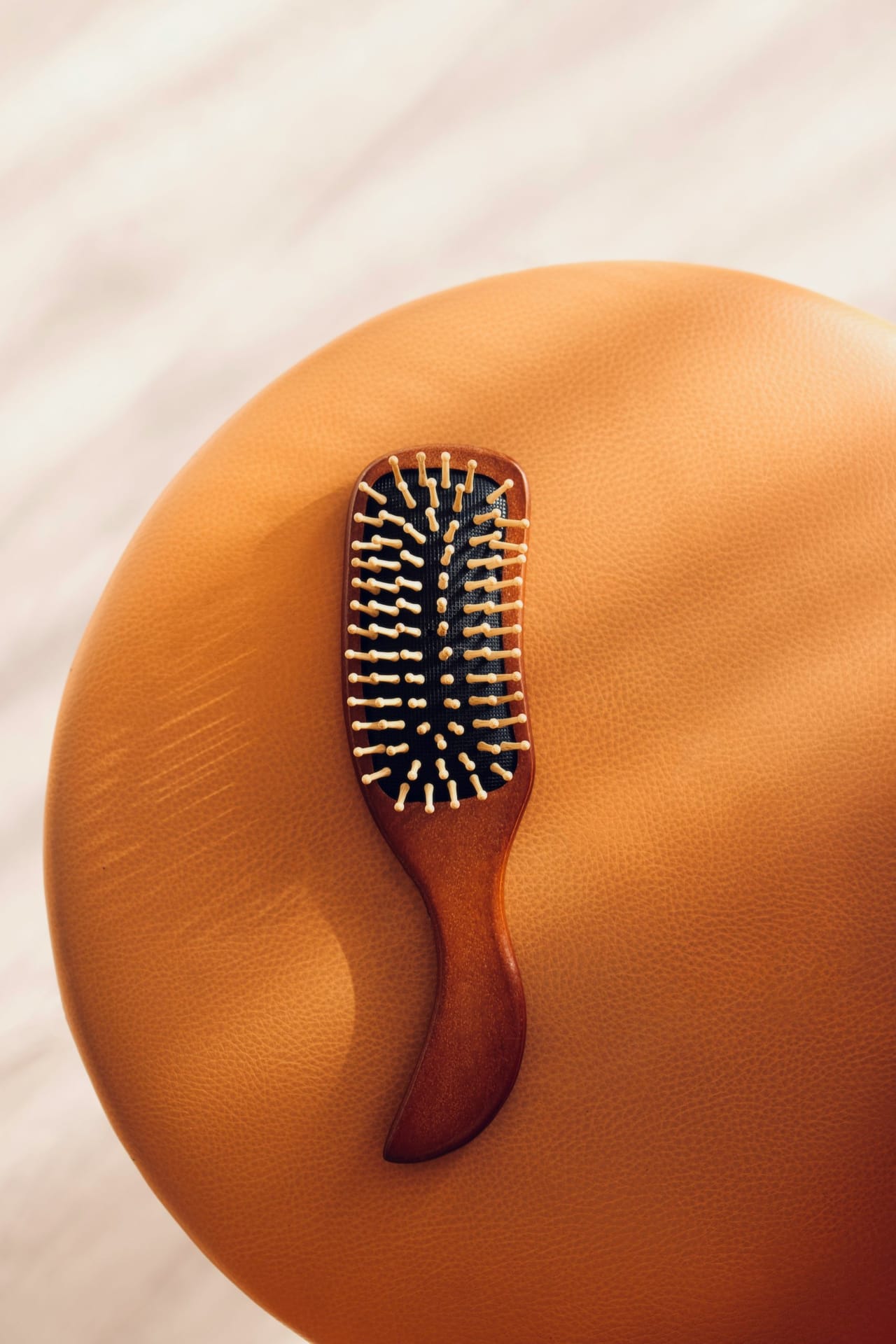 മുടി സംരക്ഷിക്കാൻ ഏത് വിദ്യയും പരീക്ഷിക്കുന്നവരാണ് നമ്മൾ. വീട്ടിൽ തന്നെ ചെയ്യാൻ സാധിക്കുന്ന നിരവധി മാർ​ഗങ്ങളുണ്ട്. നന്നായി പരിചരിച്ചില്ലെങ്കിൽ മുടി കൊഴിയാനും വളർച്ച നിൽക്കാനും എല്ലാം കാരണമാകും. അതുകൊണ്ട് തന്നെ ചീപ്പ് മുതൽ കഴിക്കുന്ന ഭക്ഷണത്തിൽ വരെ നല്ല ശ്രദ്ധ നൽകേണ്ടതുണ്ട്. (Image Credits: Unsplash)
