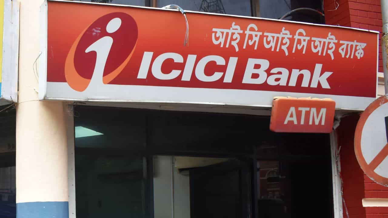 ICICI Bank Minimum Balance : മിനിമം ബാലൻസ് 50,000 രൂപയാക്കി; അവസാനം പണി പാളിയപ്പോൾ തീരുമാനം പിൻവലിച്ച് ഐസിഐസിഐ ബാങ്ക് ICICI Bank Minimum Balance : മിനിമം ബാലൻസ് 50,000 രൂപയാക്കി; അവസാനം പണി പാളിയപ്പോൾ തീരുമാനം പിൻവലിച്ച് ഐസിഐസിഐ ബാങ്ക്