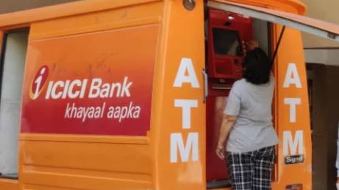 ICICI Bank Minimum Balance : മിനിമം ബാലൻസ് 50,000 രൂപയോ? ഞെട്ടിച്ചുകൊണ്ട് ഐസിഐസിഐ അറിയിപ്പ്
