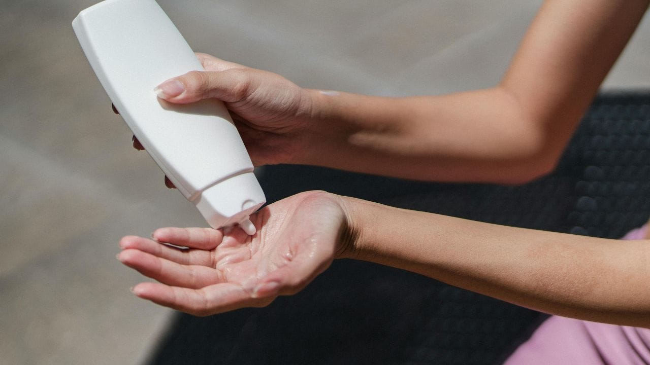 എന്നാൽ, പതിവായ സൺസ്‌ക്രീൻ ഉപയോഗം വിറ്റാമിൻ ഡിയുടെ കുറവിന് കാരണമാകുമോ എന്നതാണ് പലർക്കും സംശയം. ഇതിന് ഉത്തരം നൽകിയിരിക്കുകയാണ് ഡെര്‍മറ്റോളജിസ്റ്റ് കിരണ്‍ സേഥി. തന്റെ ഇന്‍സ്റ്റഗ്രാം പോസ്റ്റിലാണ് അവര്‍ ഇക്കാര്യം കുറിച്ചത്. (Image Credits: Pexels)