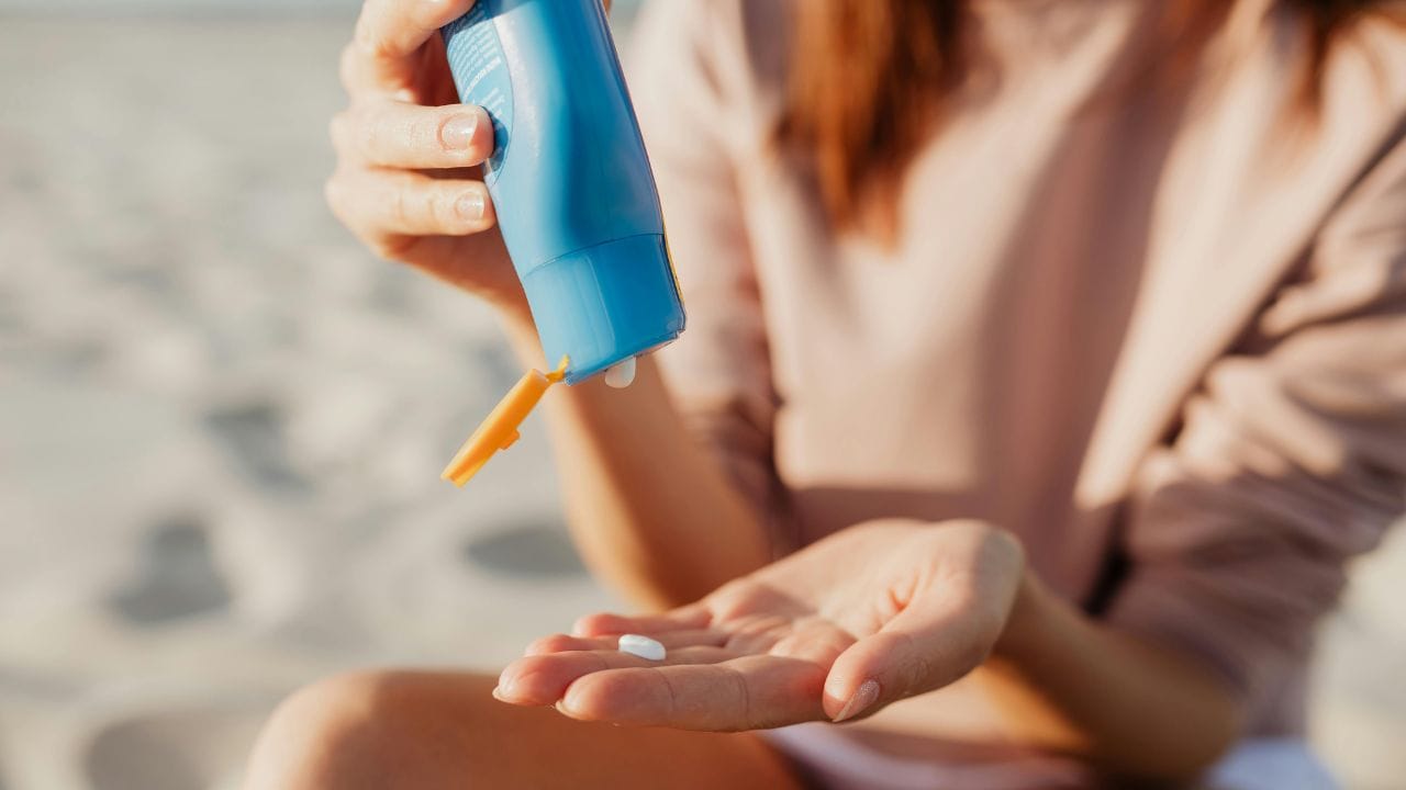 പതിവായി സൺസ്‌ക്രീൻ ഉപയോഗിക്കുന്ന ആളുകൾക്കും, ശരീരത്തിൽ വിറ്റാമിന്‍ ഡിയുടെ അളവ് നിലനിർത്താൻ കഴിയും. വിറ്റാമിൻ ഡി ലഭിക്കാനായി മണിക്കൂറുകളോളം വെയിലത്ത് നിൽക്കേണ്ട ആവശ്യമില്ല. പകരം ആഴ്ചയിൽ ഒന്നോ രണ്ടോ തവണ 10 മിനിറ്റ് മുതൽ അരമണിക്കൂർ വരെ സൂര്യപ്രകാശമേറ്റാൽ മതിയാകും. (Image Credits: Pexels)