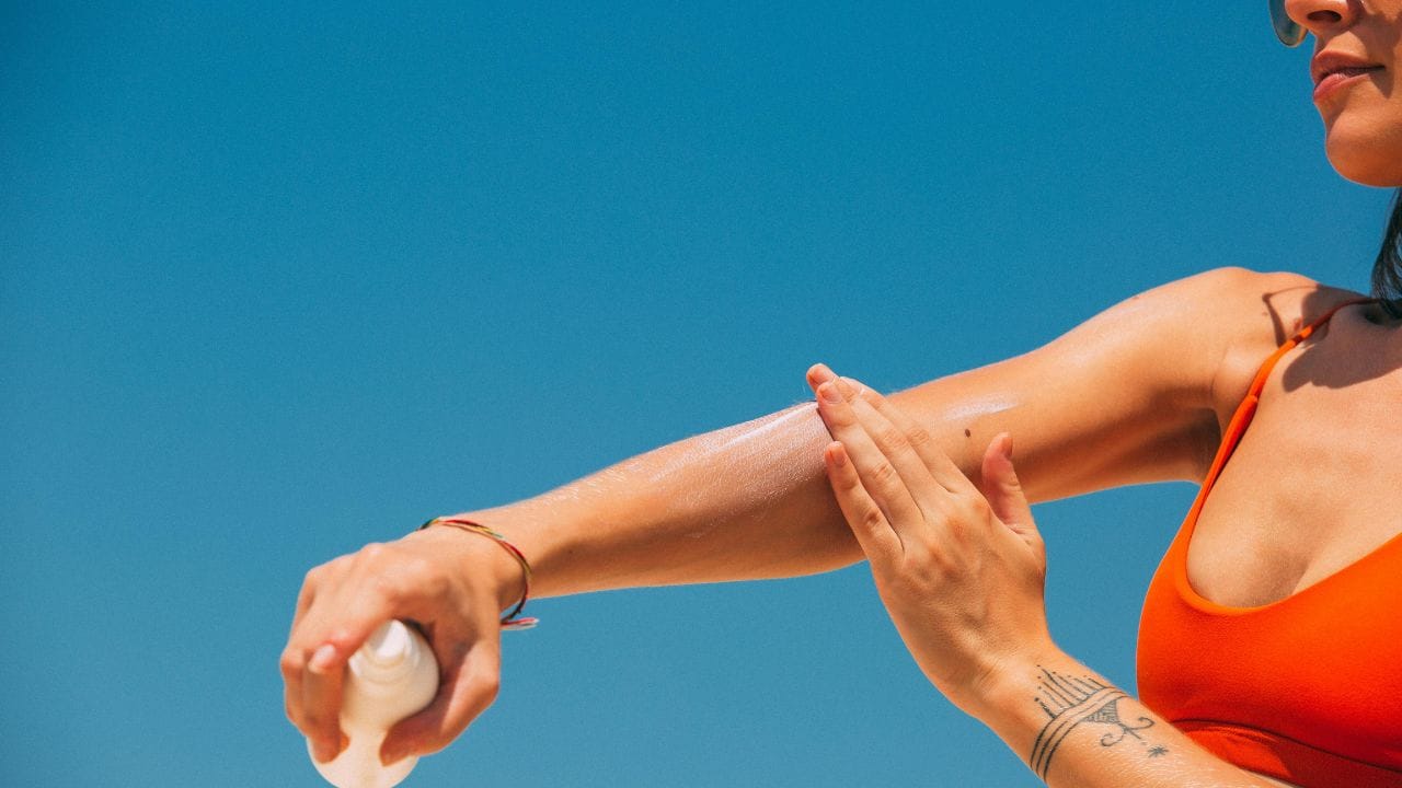 വിറ്റാമിന്‍ ഡി ലഭിക്കുന്നതിനായി ഒരിക്കലും സണ്‍സ്‌ക്രീന്‍ ഉപയോഗം ഒഴിവാക്കരുതെന്നും ഡെര്‍മറ്റോളജിസ്റ്റ് വ്യക്തമാക്കി. ധാരാളം സൂര്യപ്രകാശം ഏൽക്കുന്നത് ചുളിവുകള്‍, അകാല വാര്‍ദ്ധക്യം, സ്‌കിന്‍ കാന്‍സര്‍ തുടങ്ങി നിരവധി ആരോഗ്യ പ്രശ്നങ്ങൾക്ക് കാരണമായേക്കും. (Image Credits: Pexels)
