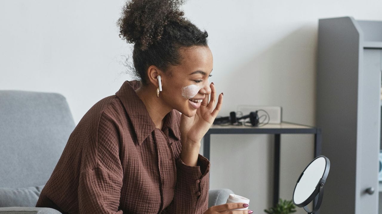 വേനൽക്കാലത്തും മഴക്കാലത്തുമെല്ലാം നമ്മൾ പുറത്തിറങ്ങുമ്പോൾ സൺസ്‌ക്രീൻ ഉപയോഗിക്കാറുണ്ട്. ഡോക്ടർമാരും ഇതുതന്നെയാണ് നിർദേശിക്കുന്നത്. ദോഷകരമായ അള്‍ട്രാവയലറ്റ് വികിരണങ്ങളില്‍ നിന്ന് ചര്‍മ്മത്തെ സംരക്ഷിക്കാൻ സൺസ്‌ക്രീൻ സഹായിക്കും. (Image Credits: Pexels)