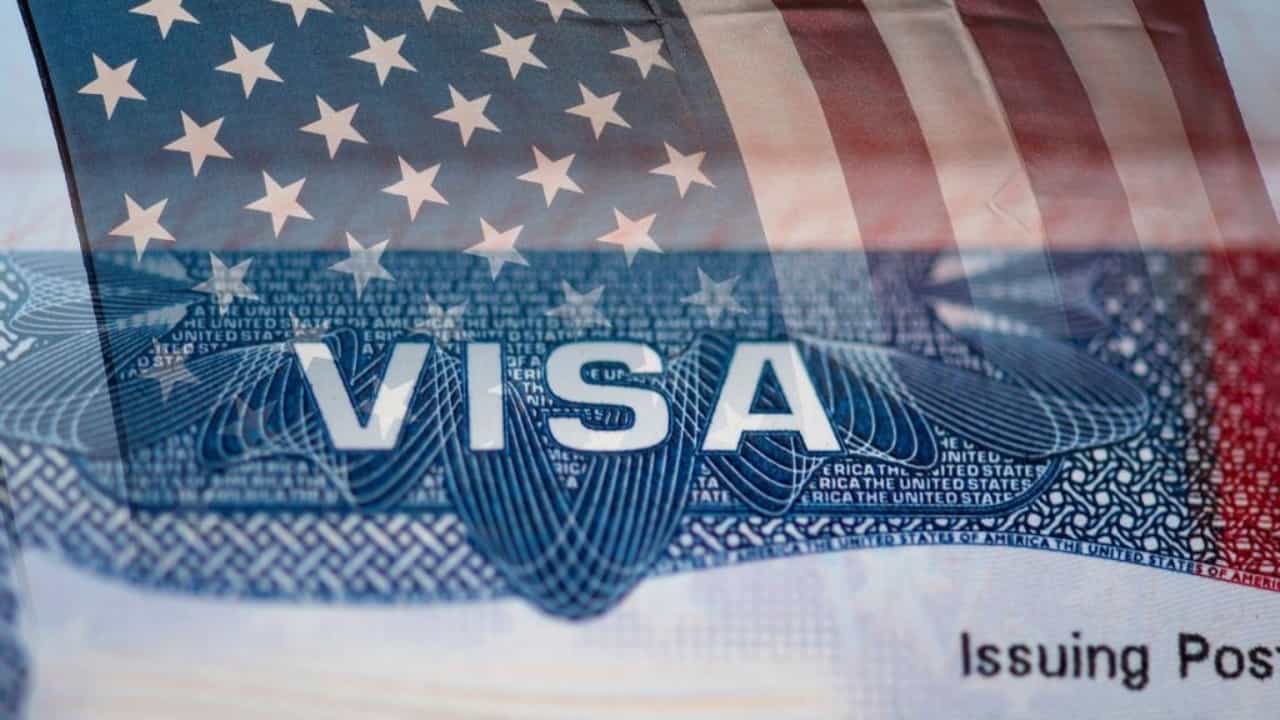 H-1B Visa: എച്ച്-1ബി വീസയ്ക്ക് ഇനി നേരിട്ടുള്ള ഇൻ്റർവ്യൂ നിർബന്ധം; ഇന്ത്യൻ ടെക്കികൾക്ക് കനത്ത തിരിച്ചടി H-1B Visa: എച്ച്-1ബി വീസയ്ക്ക് ഇനി നേരിട്ടുള്ള ഇൻ്റർവ്യൂ നിർബന്ധം; ഇന്ത്യൻ ടെക്കികൾക്ക് കനത്ത തിരിച്ചടി