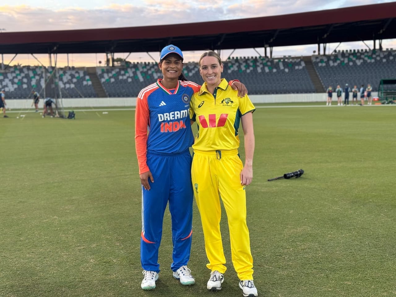 ഓസ്ട്രേലിയ എയ്ക്കെതിരായ പരമ്പര നഷ്ടപ്പെടുത്തി ഇന്ത്യ എ. രണ്ടാം ടി20യിൽ 73 റൺസിന് ഓൾ ഔട്ടായ ഇന്ത്യ 113 റൺസിൻ്റെ വൻ പരാജയം ഏറ്റുവാങ്ങി. ആദ്യ മത്സരത്തിലും ഇന്ത്യ എ പരാജയപ്പെട്ടിരുന്നു. മൂന്ന് മത്സരങ്ങളടങ്ങിയ പരമ്പരയിൽ ഇനി ഒരു ടി20 മത്സരം കൂടിയുണ്ട്. (Image Credits - BCCI Woman)
