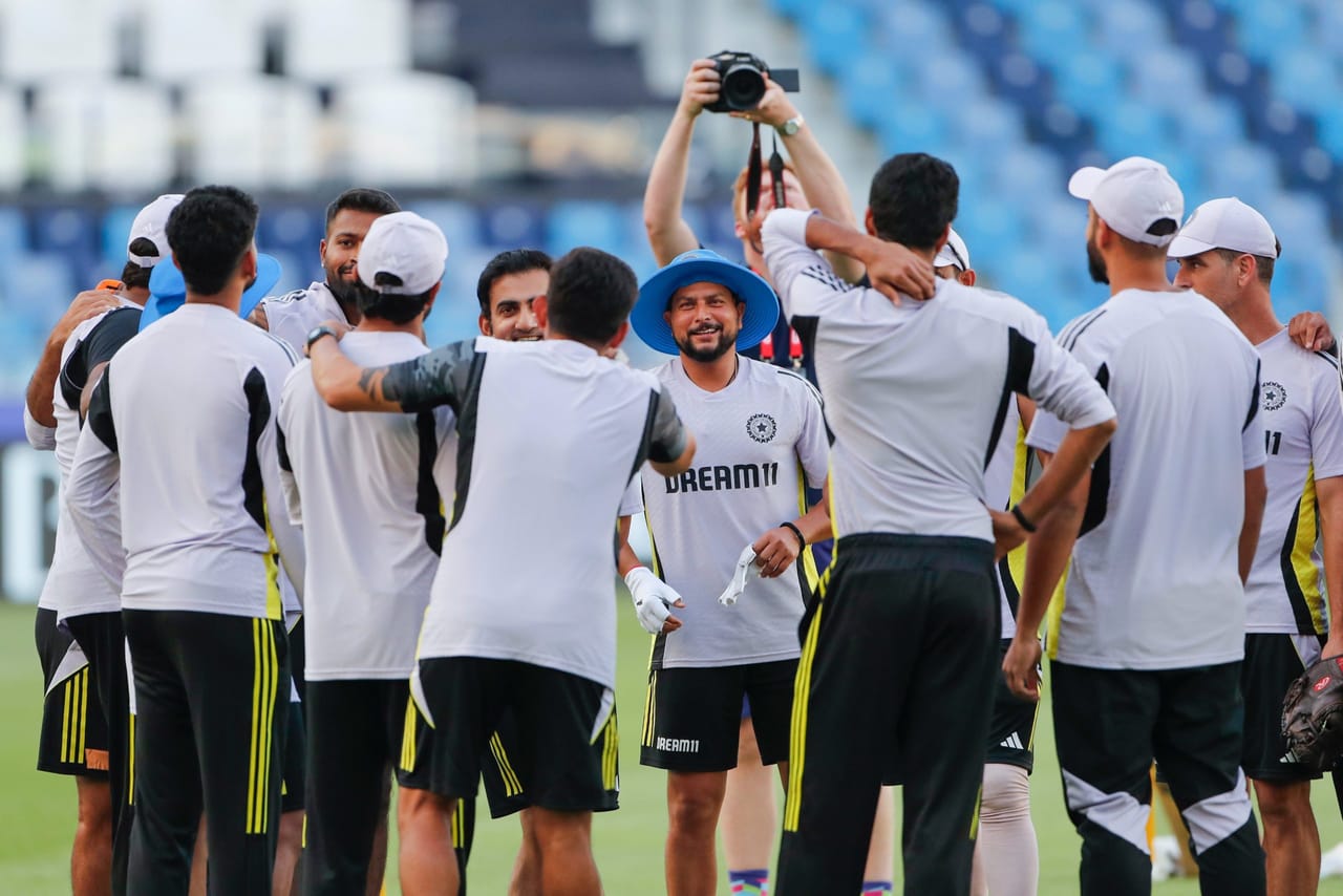 ഏഷ്യാ കപ്പിന് മുൻപ് സ്പോൺസർമാരെ കണ്ടെത്താൻ കഴിഞ്ഞില്ലെങ്കിൽ ജഴ്സി സ്പോൺസർമാർ ഇല്ലാതെയാവും ടീം ഇന്ത്യ കളത്തിലിറങ്ങുക. വിവിധ റിപ്പോർട്ടുകൾ പ്രകാരം ഡ്രീം ഇലവൻ്റെ പേര് പ്രിൻ്റ് ചെയ്ത ജഴ്സികൾ ഇതിനകം തയ്യാറാക്കിക്കഴിഞ്ഞിട്ടുണ്ട്. എന്നാൽ, ഇത് ഉപയോഗിക്കില്ല.