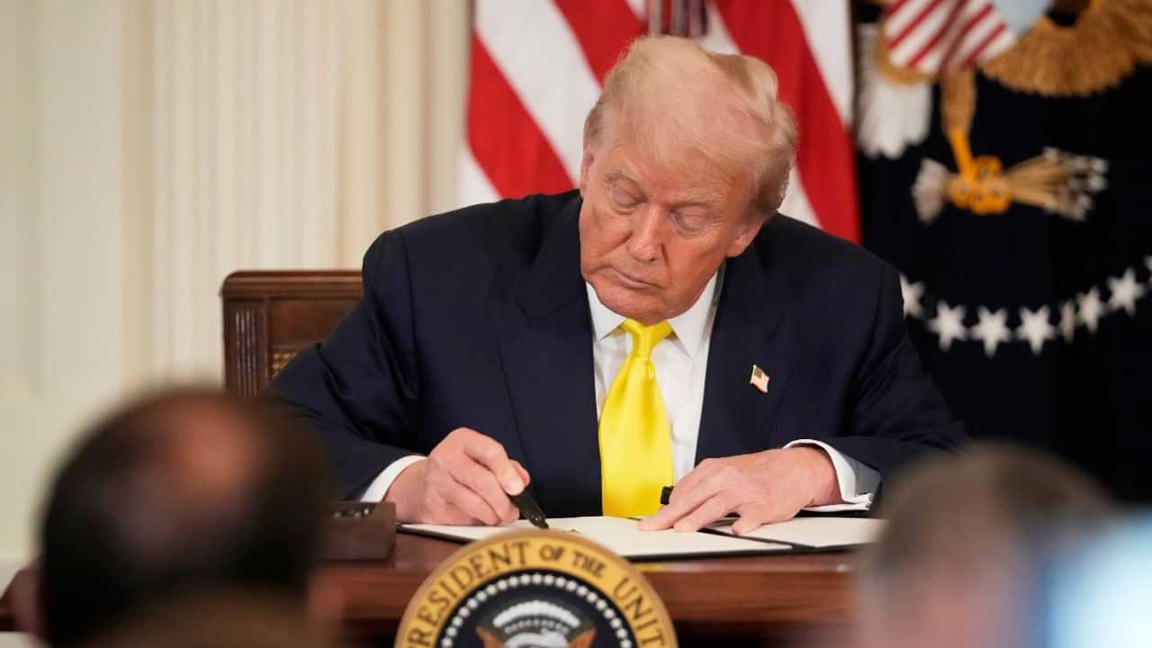 India-US Tariff Row : യുഎസ്സിന് മറുപടിയുമായി ഇന്ത്യ: യുഎസിൽ നിന്നുള്ള ആയുധങ്ങൾ വാങ്ങുന്നത് നിർത്തിവെച്ചു India-US Tariff Row : യുഎസ്സിന് മറുപടിയുമായി ഇന്ത്യ: യുഎസിൽ നിന്നുള്ള ആയുധങ്ങൾ വാങ്ങുന്നത് നിർത്തിവെച്ചു