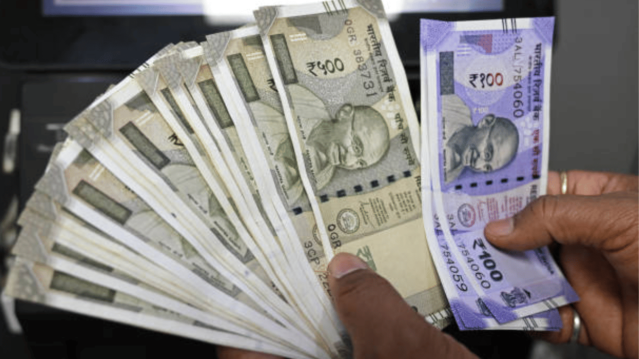 കൂടാതെ ഇന്ത്യന്‍ ത്രിവര്‍ണ്ണ പതാകയെയും, സാമ്പത്തിക സമത്വത്തെയും പ്രതീകപ്പെടുത്തുന്ന തിരശ്ചീനമായി 2 വരകളും ഡിസൈനിൽ നല്‍കി. ഇതോടെ ഇന്ത്യന്‍ കറന്‍സിക്ക് ആഗോളതലത്തില്‍  മുഖമുണ്ടായി. (Image Credit: Getty Images)