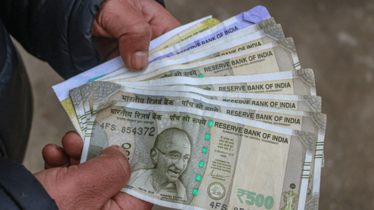 ഐഐടി ബോംബെയിലെ ഡി. ഉദയ കുമാറാണ് മത്സരത്തിൽ വിജയിച്ചത്. രൂപയുടെ ദേവനാഗരി ലിപിയുടെയും, റോമന്‍ 'R' എന്ന അക്ഷരത്തിന്റെയും സമന്വയം ആയിരുന്നു ഉദയിയുടെ ഡിസൈന്‍. (Image Credit: Getty Images)