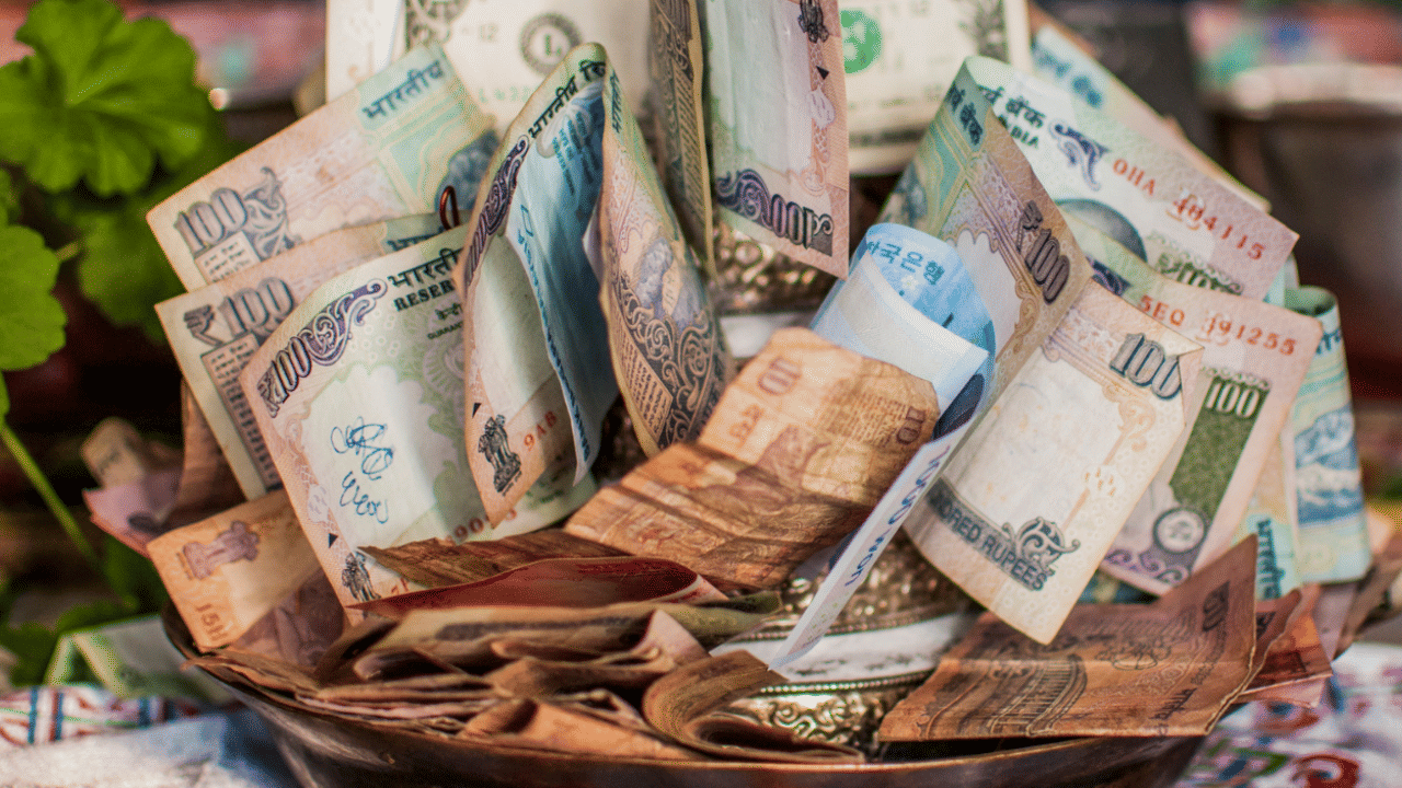 2009 ല്‍ രൂപയുടെ ചിഹ്നത്തിനായി ഒരു ദേശീയ മത്സരം നടത്തുകയുണ്ടായി. രാജ്യമെമ്പാടുനിന്നും 3,300 -ലധികം എന്‍ട്രികളാണ് ലഭിച്ചത്. ഇതില്‍ നിന്ന് തെരഞ്ഞെടുക്കപ്പെട്ട ചിഹ്നമാണ് ഇന്ന് നാം രൂപയ്ക്കായി ഉപയോഗിക്കുന്നത്. (Image Credit: Getty Images)