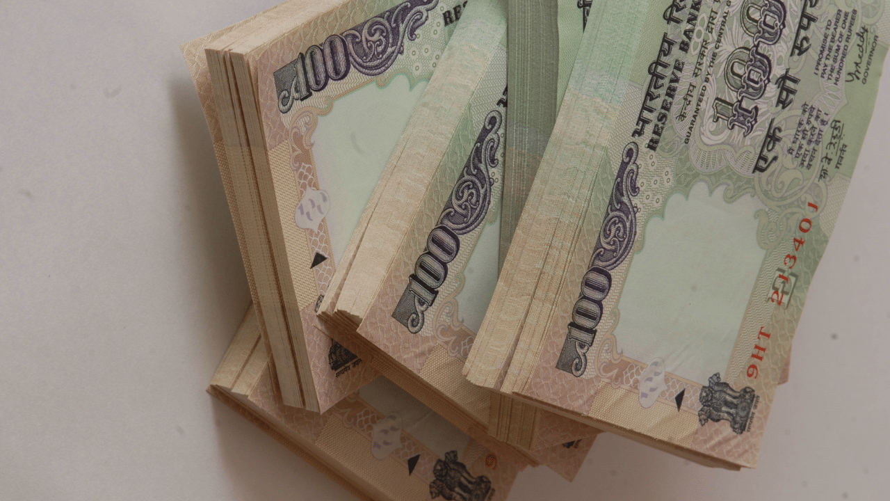 ഇന്ത്യന്‍ രൂപയെ 'Rs.' അല്ലെങ്കില്‍ 'INR' എന്നാണ് രേഖപ്പെടുത്തിയിരുന്നത്. 2010 ലാണ് ഇന്ത്യന്‍ രൂപയുടെ മുഖമായി ഇന്ന് നമ്മൾ കാണുന്ന ചിഹ്നം അവതരിപ്പിക്കപ്പെട്ടത്. ഡോ. മന്‍മോഹന്‍ സിംഗിന്റെ യുപിഎ സര്‍ക്കാരാണ് ഈ ചിഹ്നം അവതരിപ്പിച്ചത്. (Image Credit: Getty Images)