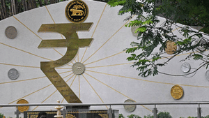 Indian Rupee Symbol: ഇന്ത്യന്‍ രൂപയ്ക്ക് ഈ ചിഹ്നം നൽകിയതാര്? ചരിത്രം അറിയാം…