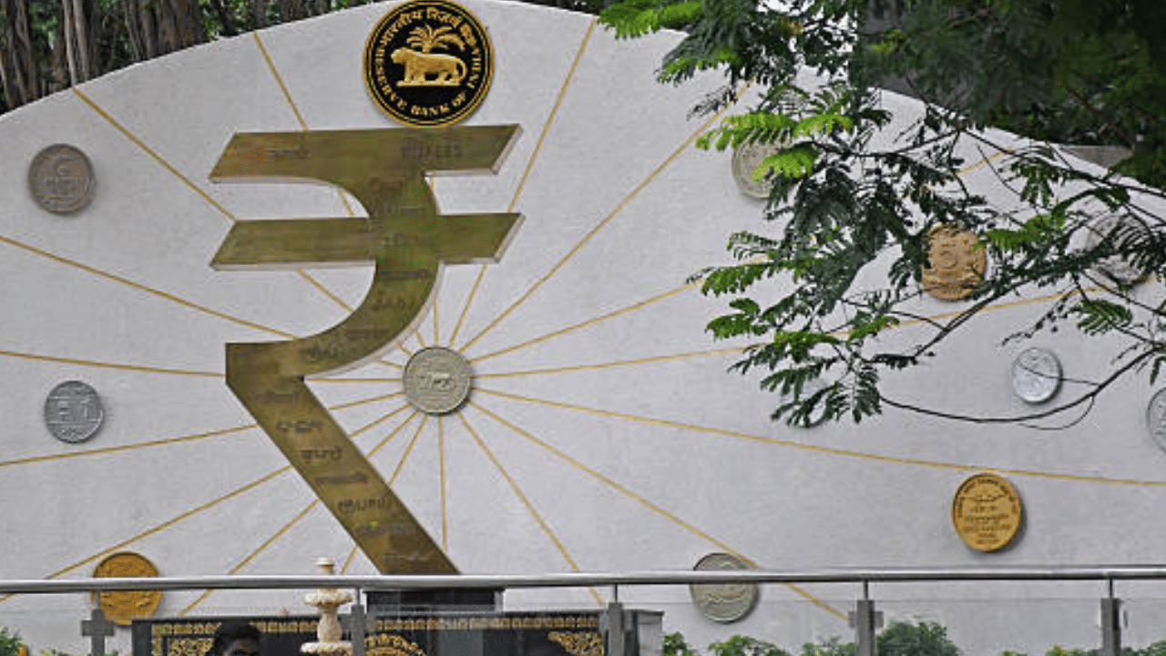 ലോകത്തിലെ ഏറ്റവും വലിയ സമ്പദ് വ്യവസ്ഥകളിൽ ഒന്നാണ് ഇന്ത്യ. രൂപയാണ് നമ്മുടെ കറൻസി. ഇന്ത്യൻ രൂപയുടെ ചിഹ്നവും നമുക്കെല്ലാവർക്കും അറിയാം. എന്നാൽ ഈ ചിഹ്നം ഡിസൈൻ ചെയ്തത് ആരാണെന്ന് അറിയാമോ? ഇന്ത്യൻ രൂപയുടെ ചിഹ്നത്തിന്റെ കഥ അറിഞ്ഞാലോ...(Image Credit: Getty Images)